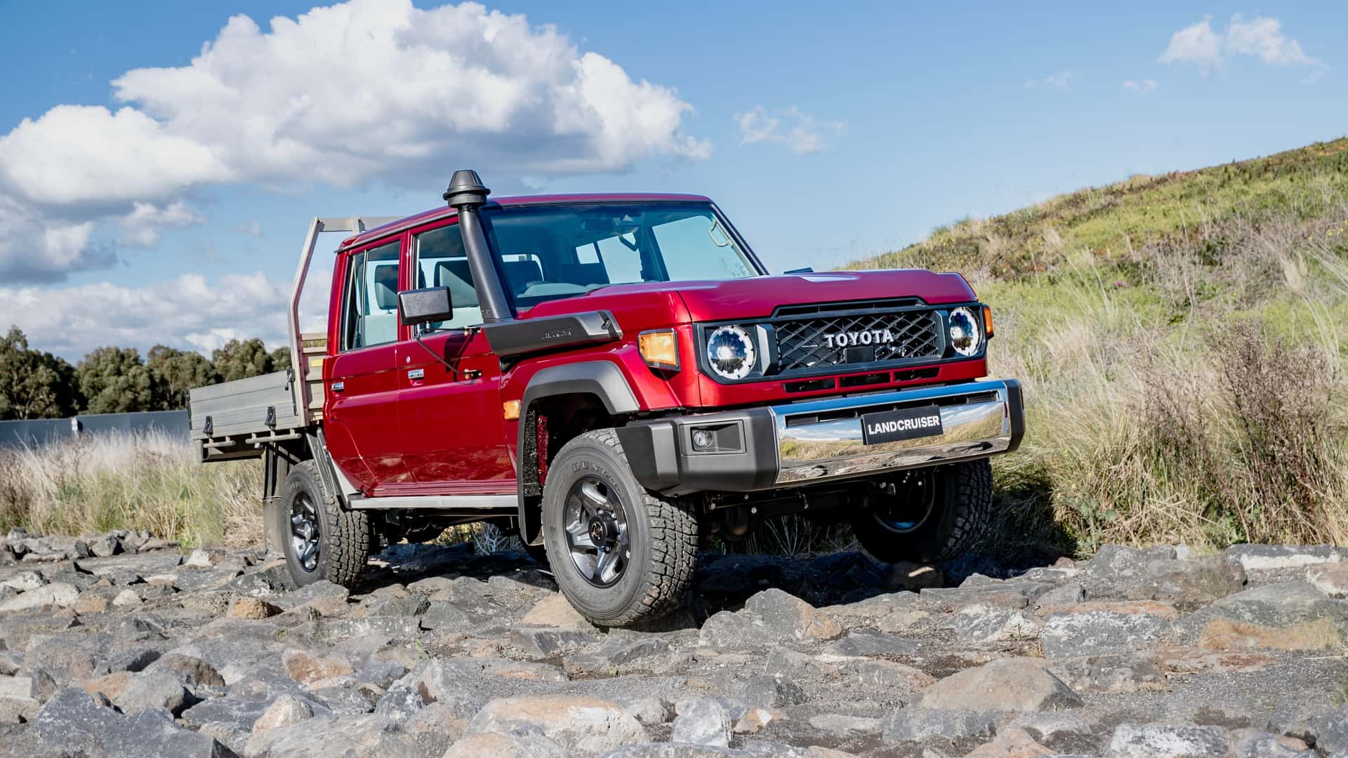 تويوتا تستعرض أسطول من سيارات لاندكروزر التاريخية منذ عام 1951 حتى الآن أثناء تدشين برادو الجديدة تويوتا لاندكروزر 70