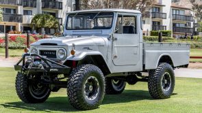 تويوتا لاندكروزر FJ45 موديل 1965 مجددة بالكامل بمحرك V8 من شيفروليه تعرض للبيع في مزاد علني تويوتا لاندكروزر FJ45 موديل 1965