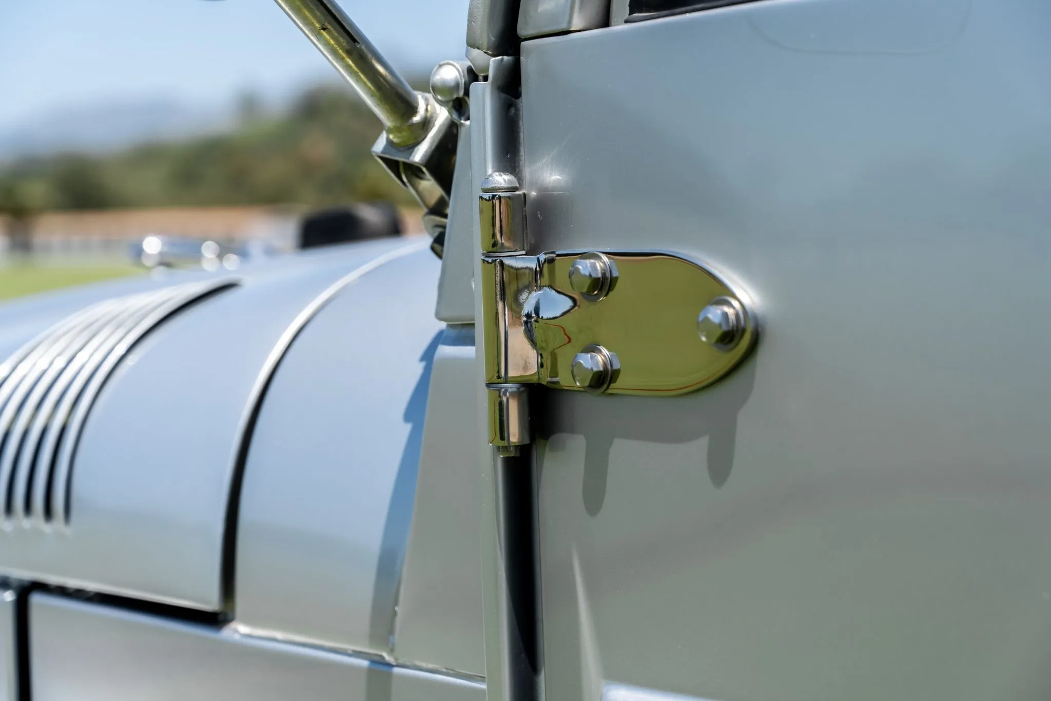 تويوتا لاندكروزر FJ45 موديل 1965 مجددة بالكامل بمحرك V8 من شيفروليه تعرض للبيع في مزاد علني تويوتا لاندكروزر FJ45 موديل 1965