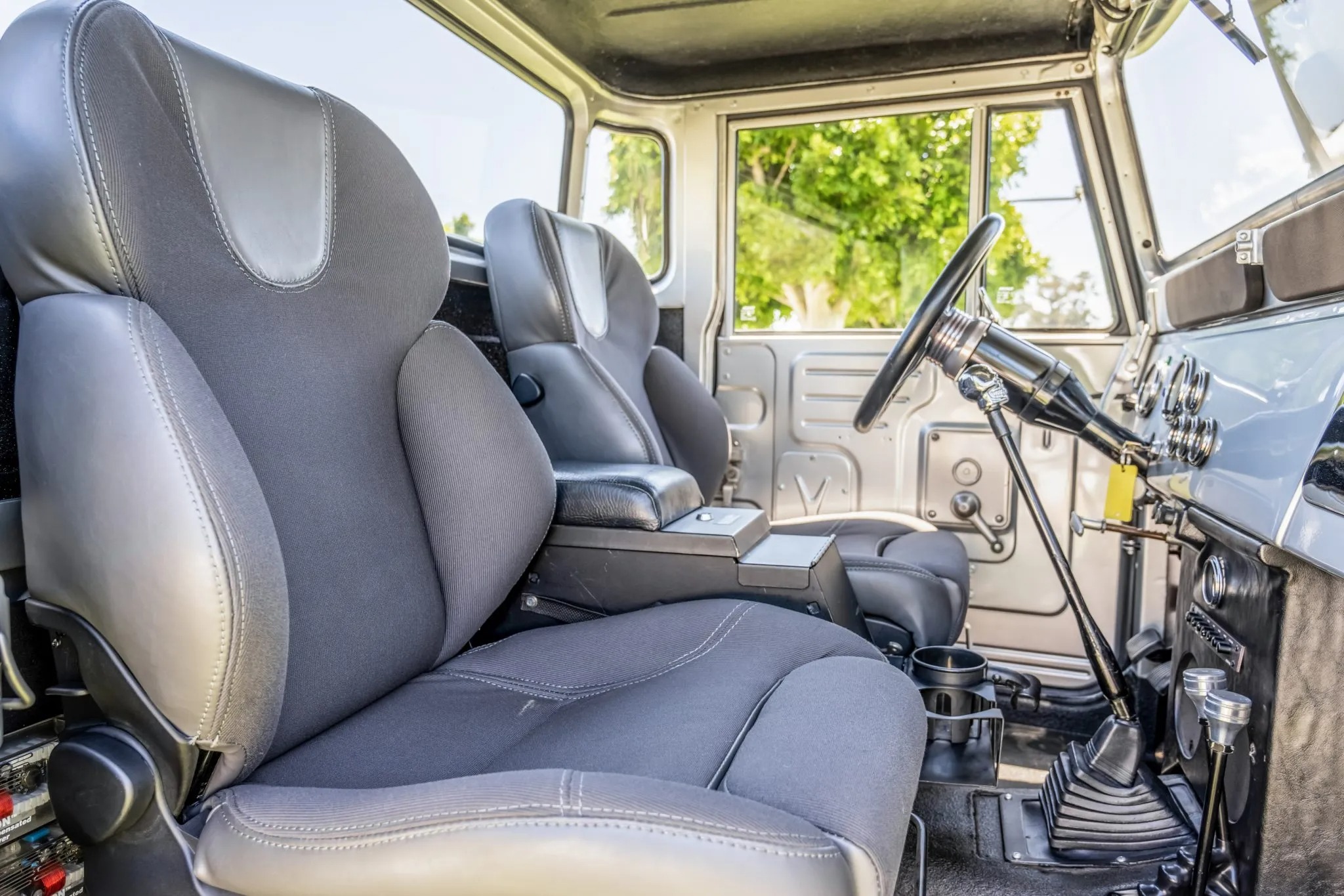 تويوتا لاندكروزر FJ45 موديل 1965 مجددة بالكامل بمحرك V8 من شيفروليه تعرض للبيع في مزاد علني تويوتا لاندكروزر FJ45 موديل 1965 مجددة بالكامل بمحرك V8 من شيفروليه تعرض للبيع في مزاد علني 7