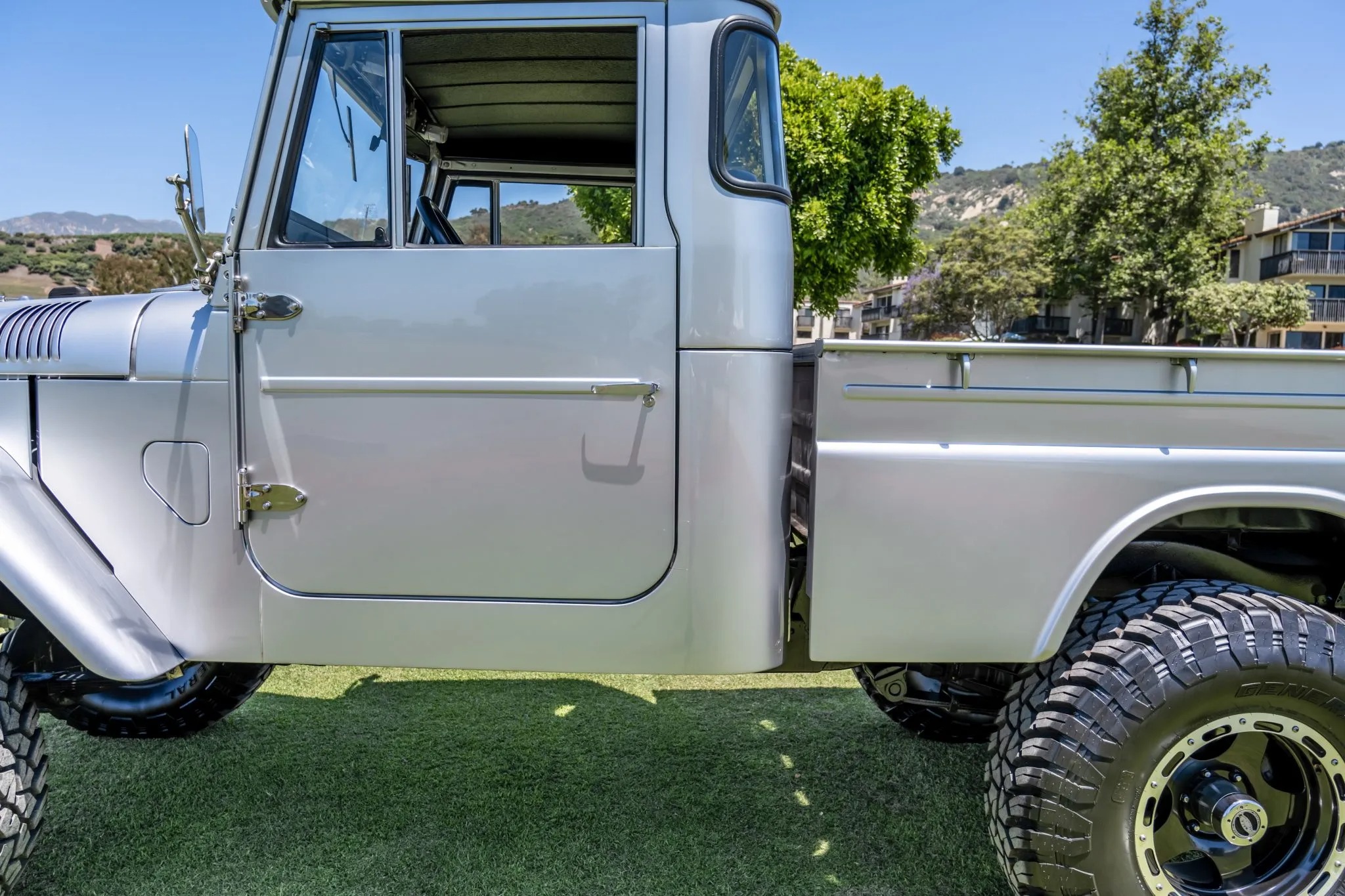 تويوتا لاندكروزر FJ45 موديل 1965 مجددة بالكامل بمحرك V8 من شيفروليه تعرض للبيع في مزاد علني تويوتا لاندكروزر FJ45 موديل 1965 مجددة بالكامل بمحرك V8 من شيفروليه تعرض للبيع في مزاد علني 8