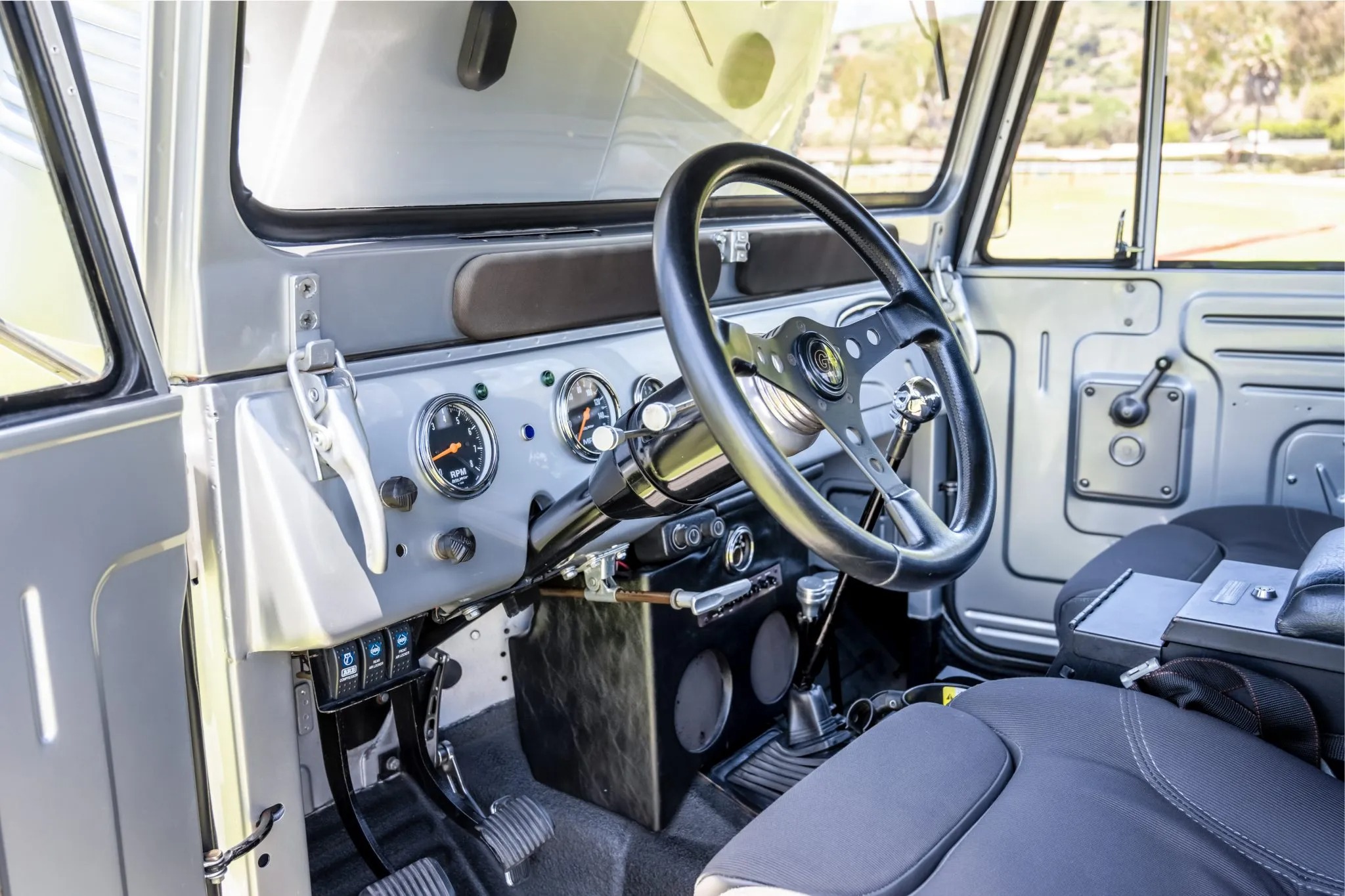 تويوتا لاندكروزر FJ45 موديل 1965 مجددة بالكامل بمحرك V8 من شيفروليه تعرض للبيع في مزاد علني تويوتا لاندكروزر FJ45 موديل 1965