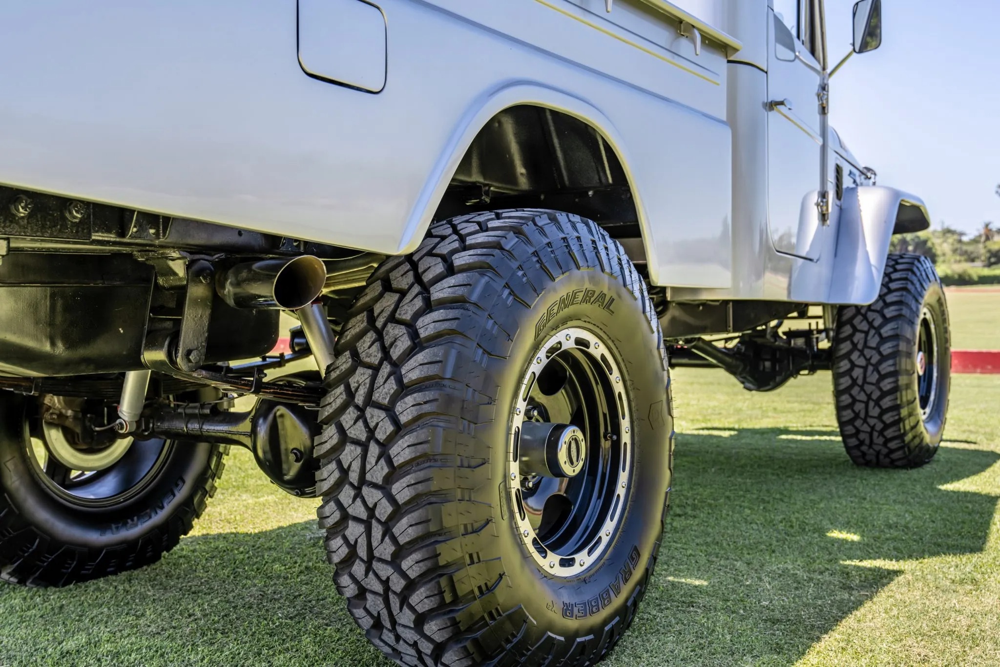 تويوتا لاندكروزر FJ45 موديل 1965 مجددة بالكامل بمحرك V8 من شيفروليه تعرض للبيع في مزاد علني تويوتا لاندكروزر FJ45 موديل 1965