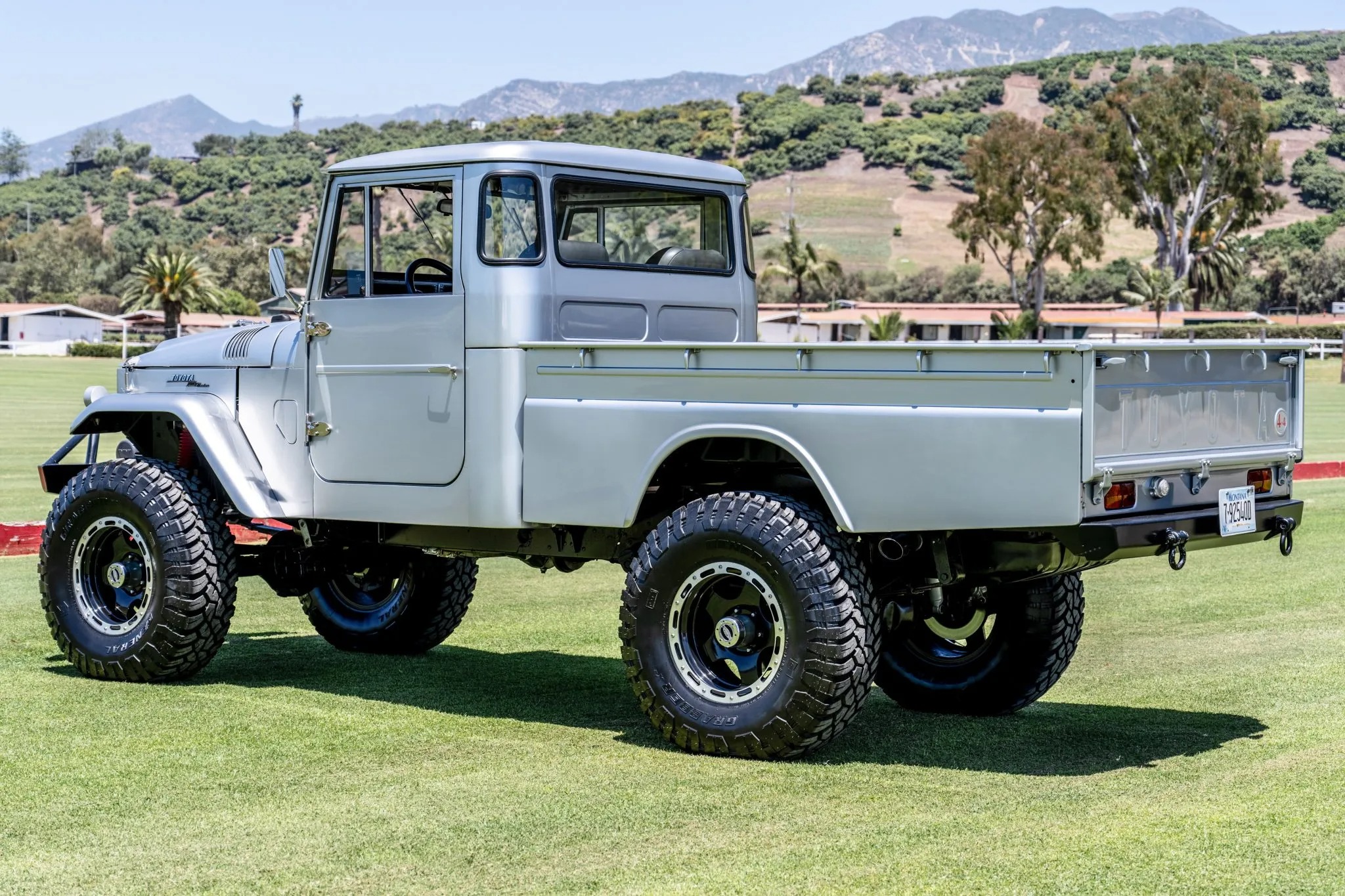 تويوتا لاندكروزر FJ45 موديل 1965 مجددة بالكامل بمحرك V8 من شيفروليه تعرض للبيع في مزاد علني تويوتا لاندكروزر FJ45 موديل 1965