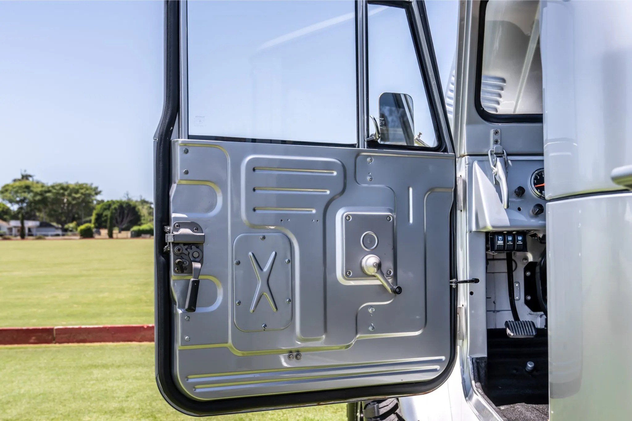 تويوتا لاندكروزر FJ45 موديل 1965 مجددة بالكامل بمحرك V8 من شيفروليه تعرض للبيع في مزاد علني تويوتا لاندكروزر FJ45 موديل 1965 مجددة بالكامل بمحرك V8 من شيفروليه تعرض للبيع في مزاد علني 9