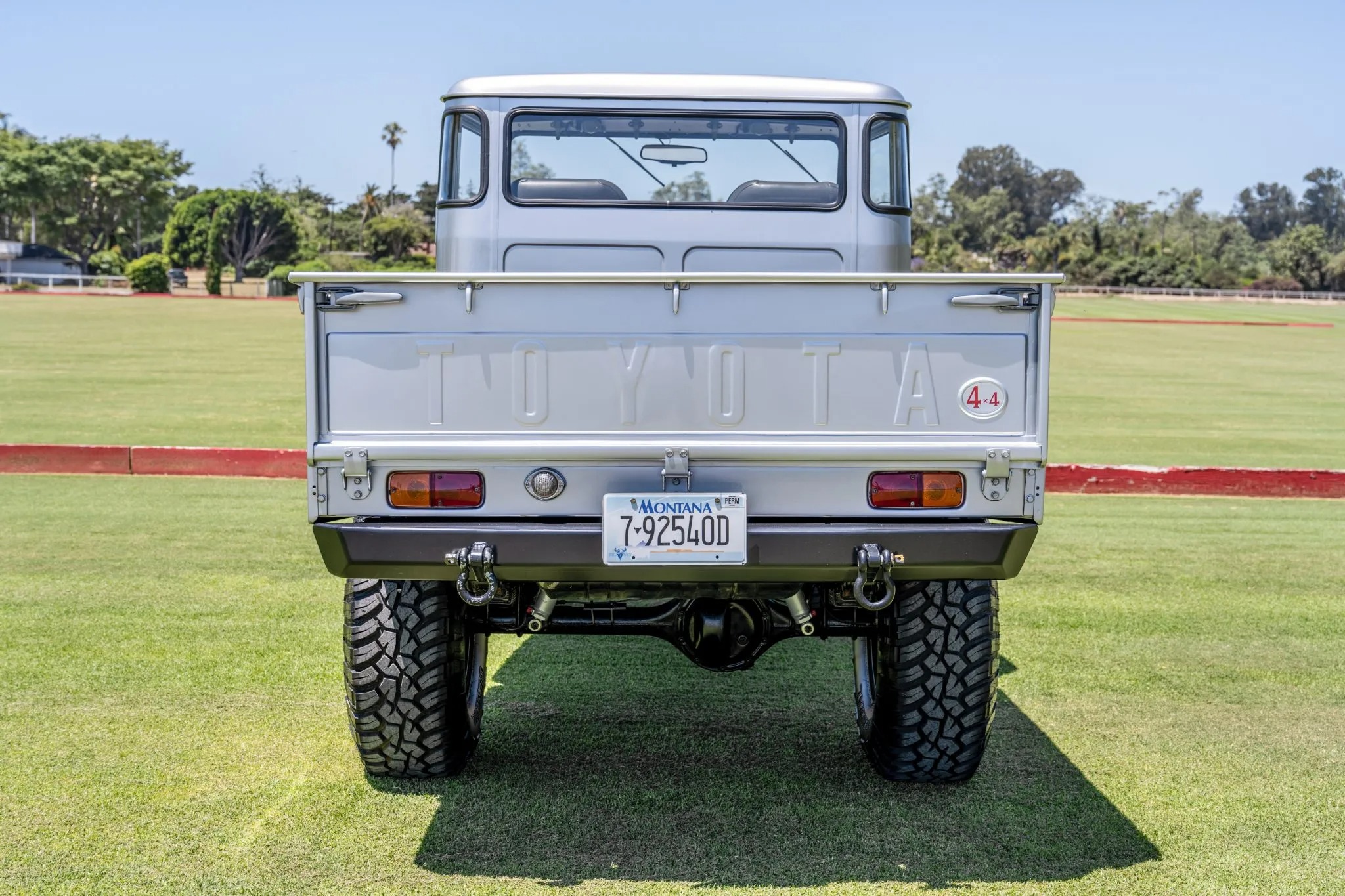 تويوتا لاندكروزر FJ45 موديل 1965 مجددة بالكامل بمحرك V8 من شيفروليه تعرض للبيع في مزاد علني تويوتا لاندكروزر FJ45 موديل 1965