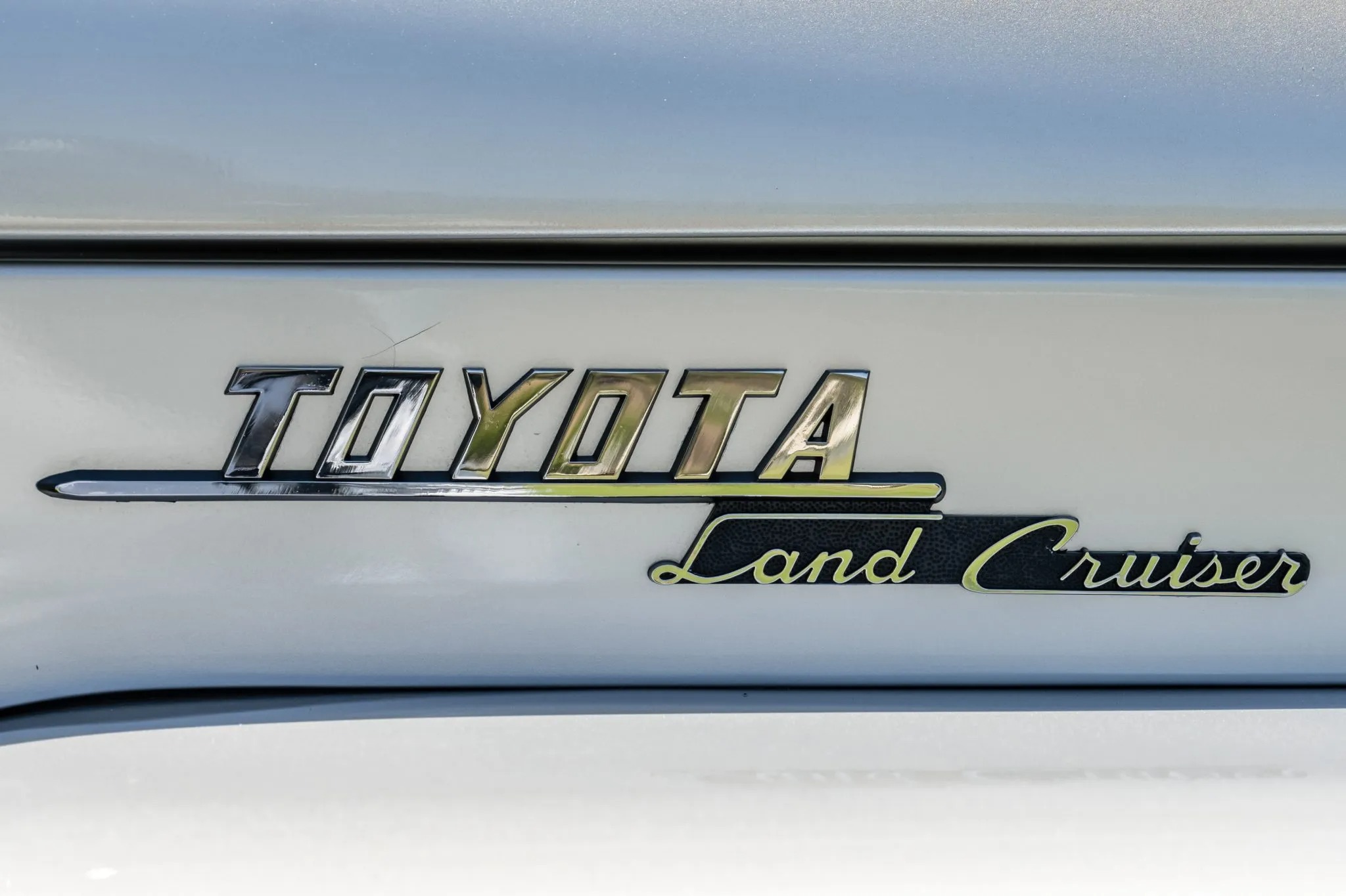 تويوتا لاندكروزر FJ45 موديل 1965 مجددة بالكامل بمحرك V8 من شيفروليه تعرض للبيع في مزاد علني تويوتا لاندكروزر FJ45 موديل 1965