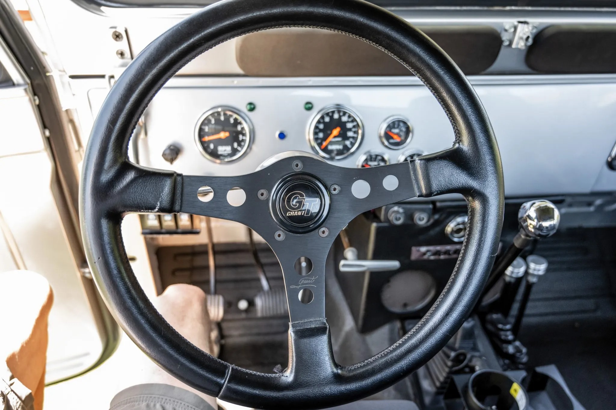 تويوتا لاندكروزر FJ45 موديل 1965 مجددة بالكامل بمحرك V8 من شيفروليه تعرض للبيع في مزاد علني تويوتا لاندكروزر FJ45 موديل 1965