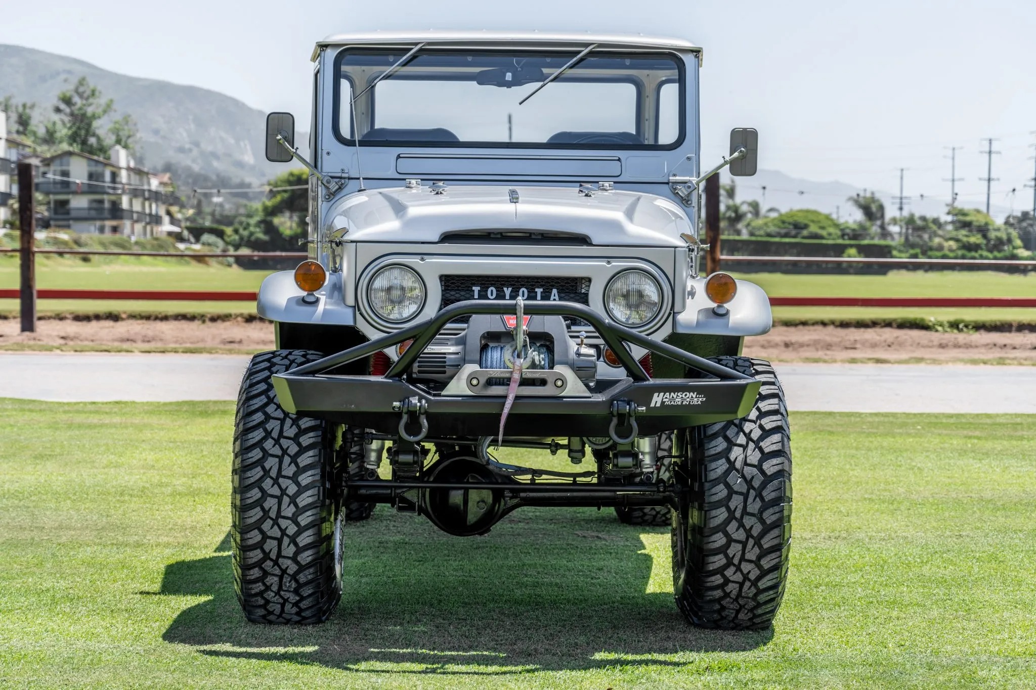 تويوتا لاندكروزر FJ45 موديل 1965 مجددة بالكامل بمحرك V8 من شيفروليه تعرض للبيع في مزاد علني تويوتا لاندكروزر FJ45 موديل 1965