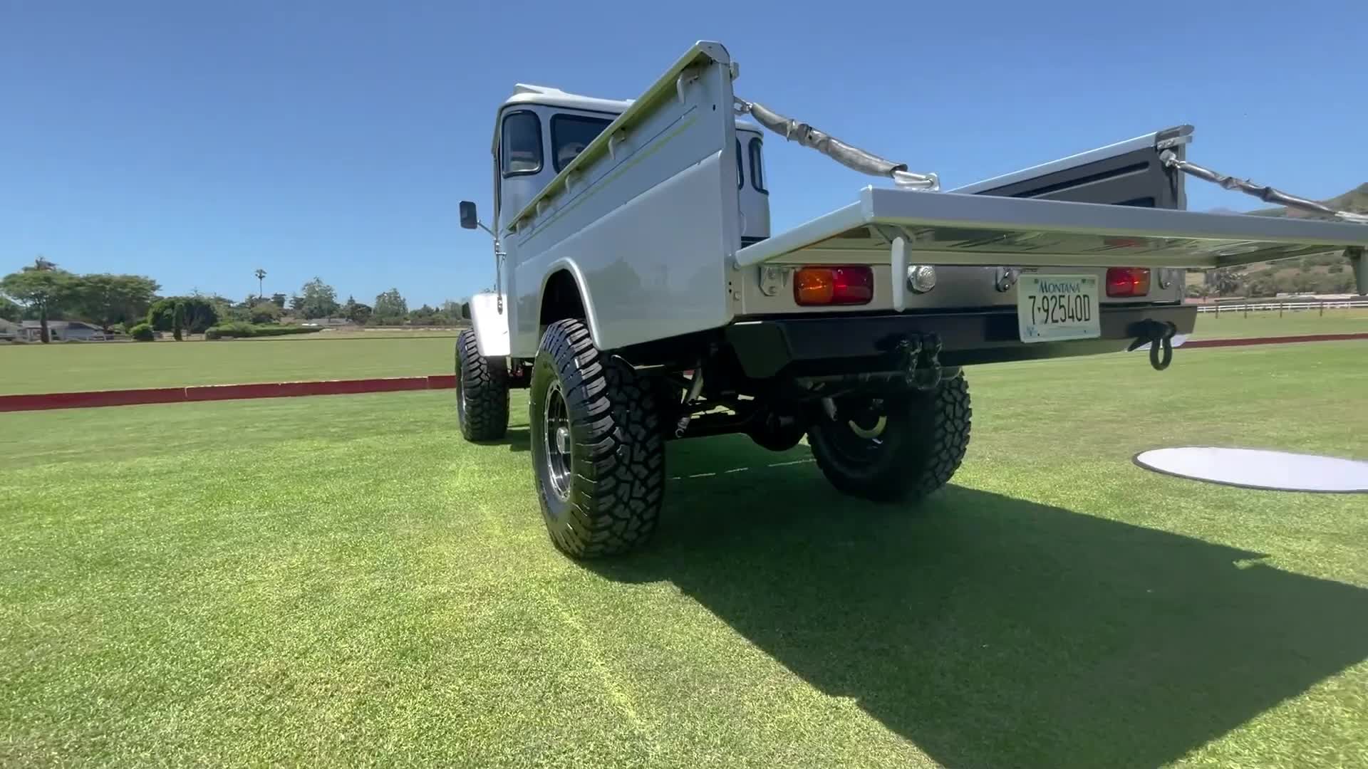 تويوتا لاندكروزر FJ45 موديل 1965 مجددة بالكامل بمحرك V8 من شيفروليه تعرض للبيع في مزاد علني تويوتا لاندكروزر FJ45 موديل 1965