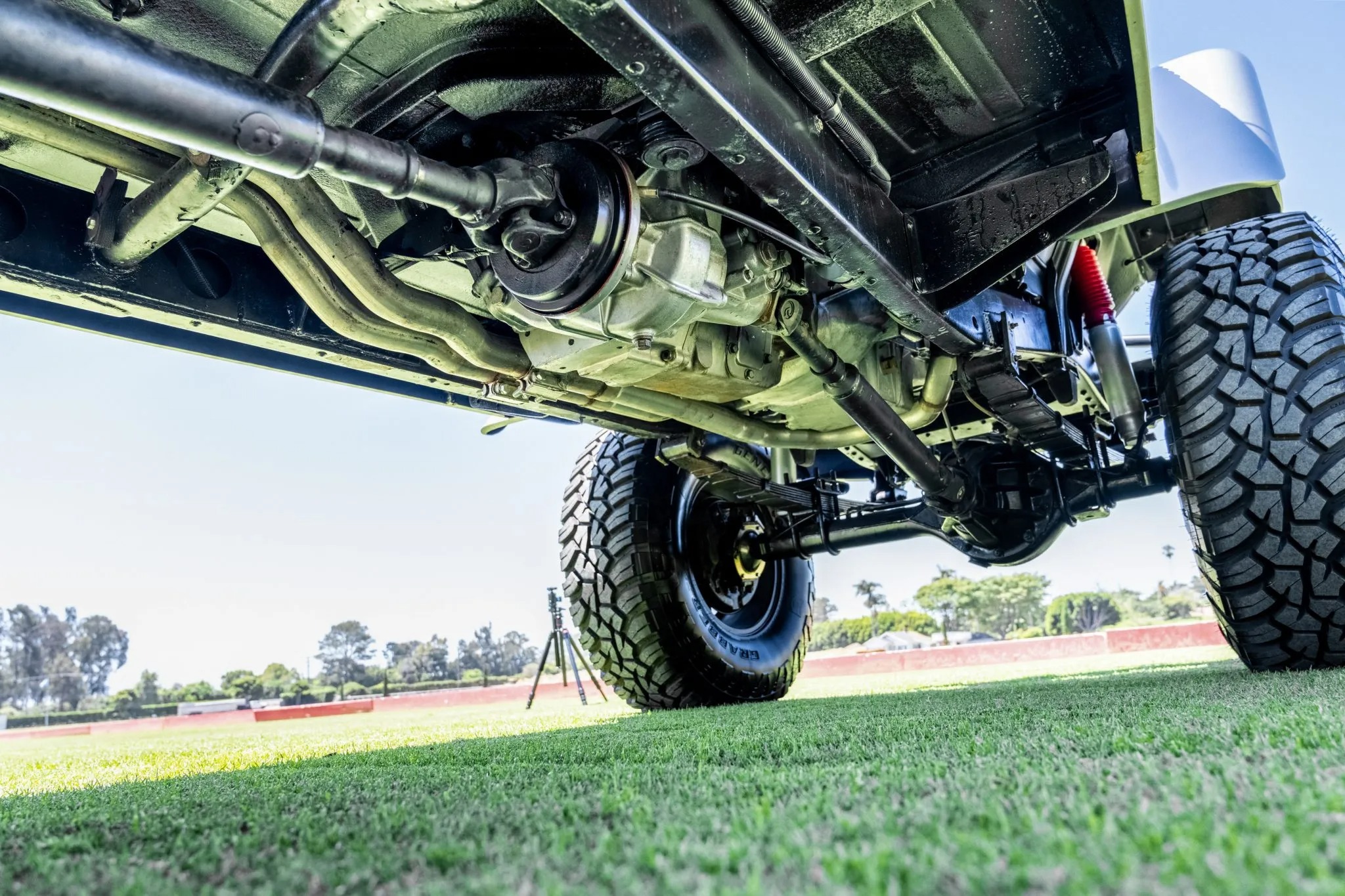 تويوتا لاندكروزر FJ45 موديل 1965 مجددة بالكامل بمحرك V8 من شيفروليه تعرض للبيع في مزاد علني تويوتا لاندكروزر FJ45 موديل 1965