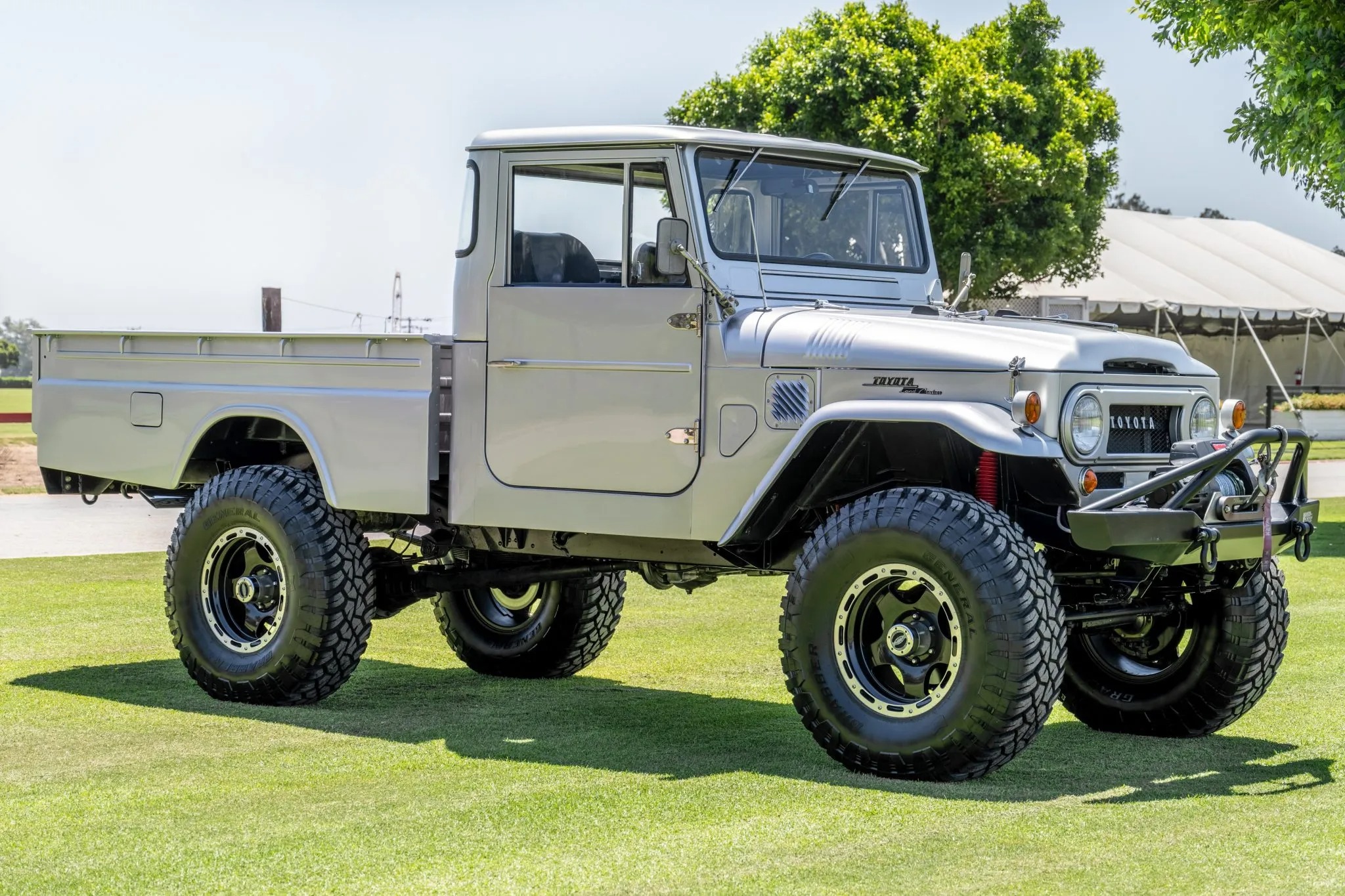 تويوتا لاندكروزر FJ45 موديل 1965 مجددة بالكامل بمحرك V8 من شيفروليه تعرض للبيع في مزاد علني تويوتا لاندكروزر FJ45 موديل 1965