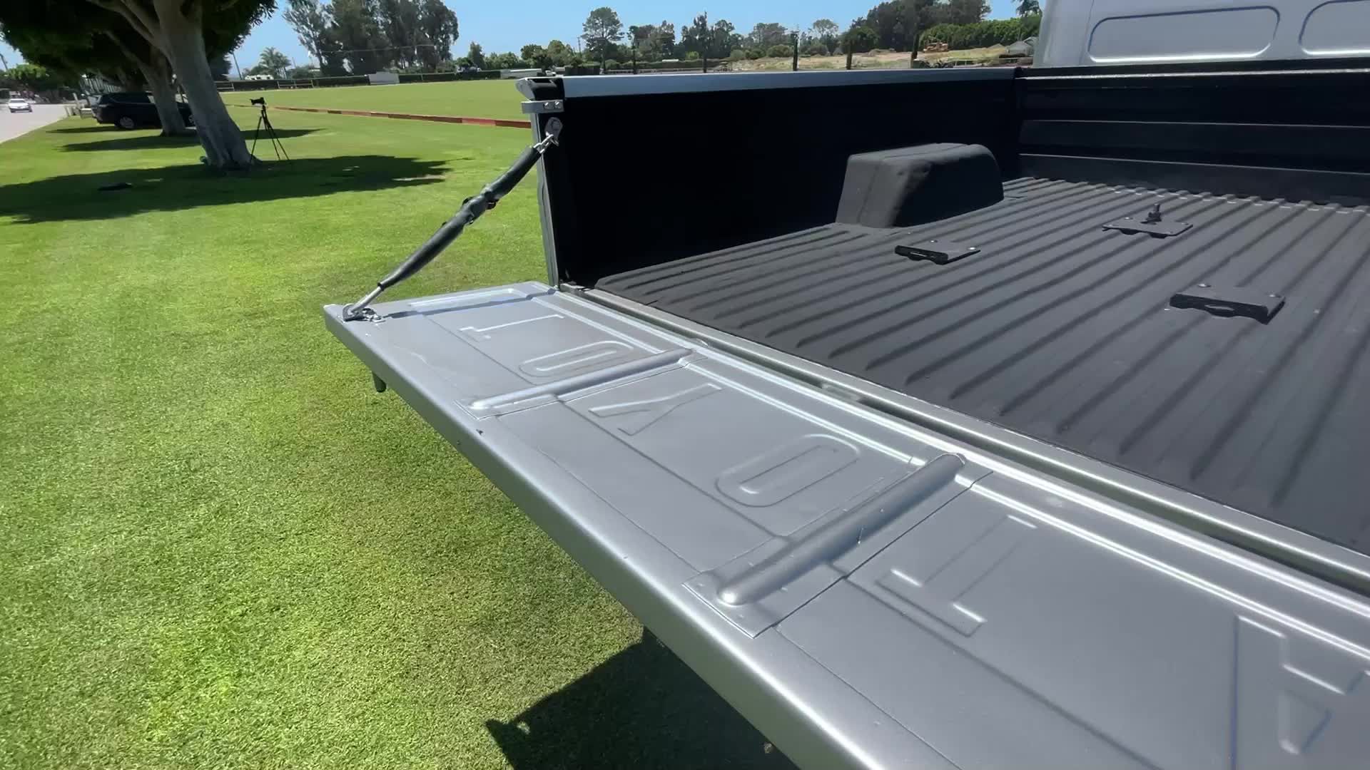 تويوتا لاندكروزر FJ45 موديل 1965 مجددة بالكامل بمحرك V8 من شيفروليه تعرض للبيع في مزاد علني تويوتا لاندكروزر FJ45 موديل 1965 مجددة بالكامل بمحرك V8 من شيفروليه تعرض للبيع في مزاد علني 1