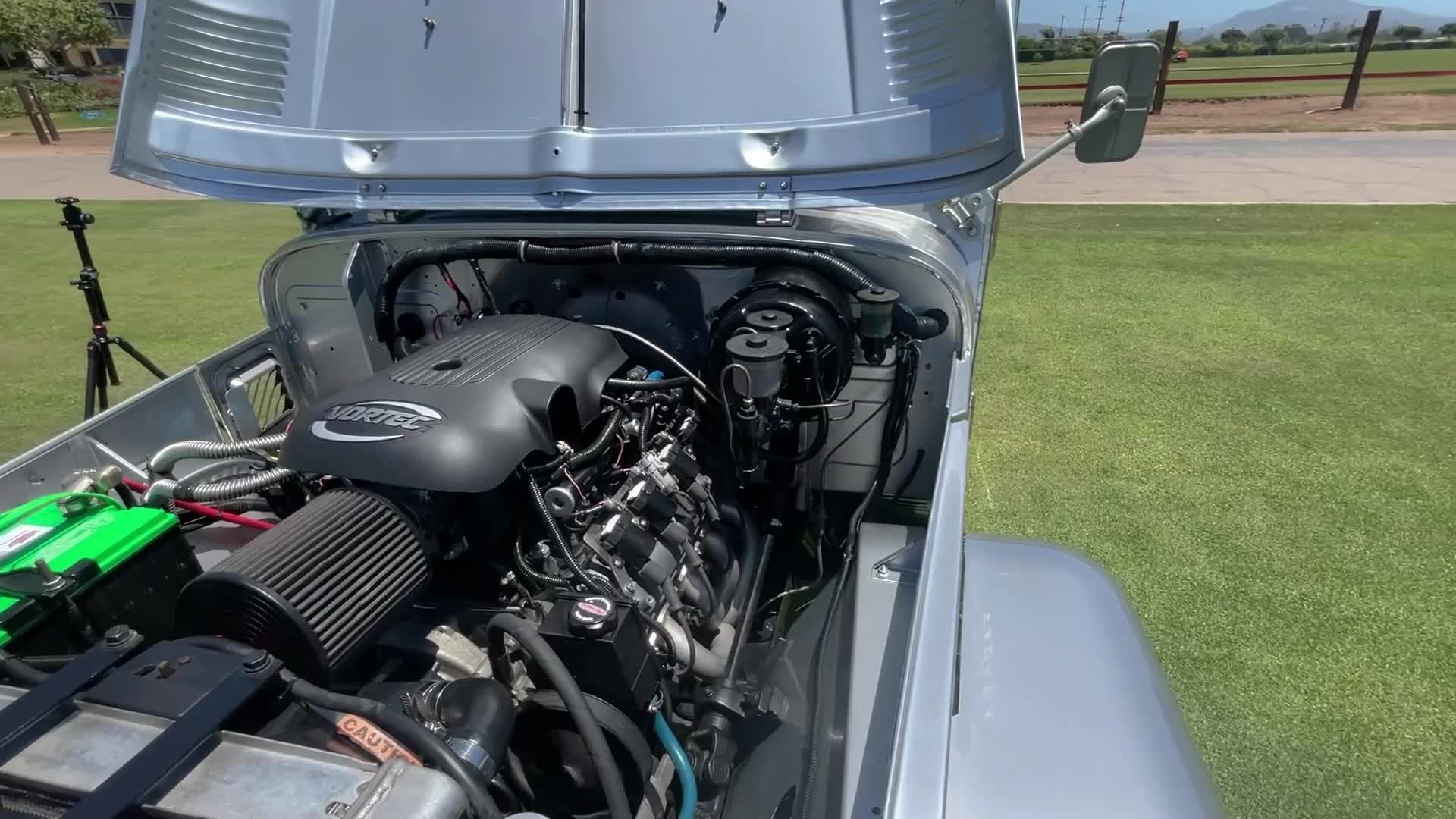 تويوتا لاندكروزر FJ45 موديل 1965 مجددة بالكامل بمحرك V8 من شيفروليه تعرض للبيع في مزاد علني تويوتا لاندكروزر FJ45 موديل 1965