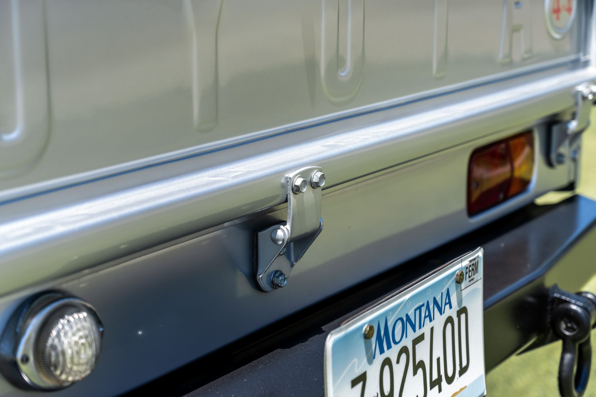 تويوتا لاندكروزر FJ45 موديل 1965 مجددة بالكامل بمحرك V8 من شيفروليه تعرض للبيع في مزاد علني تويوتا لاندكروزر FJ45 موديل 1965 مجددة بالكامل بمحرك V8 من شيفروليه تعرض للبيع في مزاد علني 3