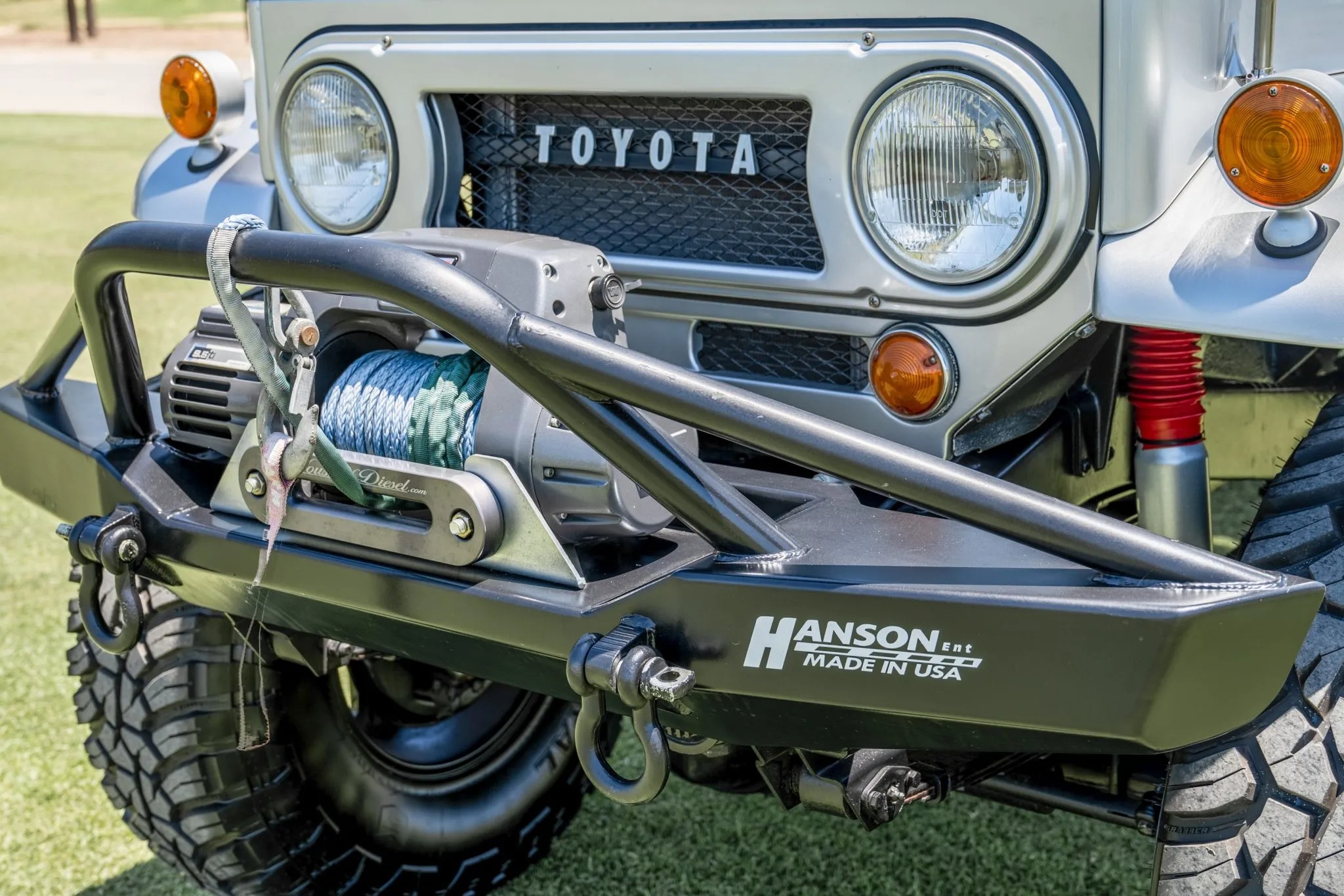 تويوتا لاندكروزر FJ45 موديل 1965 مجددة بالكامل بمحرك V8 من شيفروليه تعرض للبيع في مزاد علني تويوتا لاندكروزر FJ45 موديل 1965