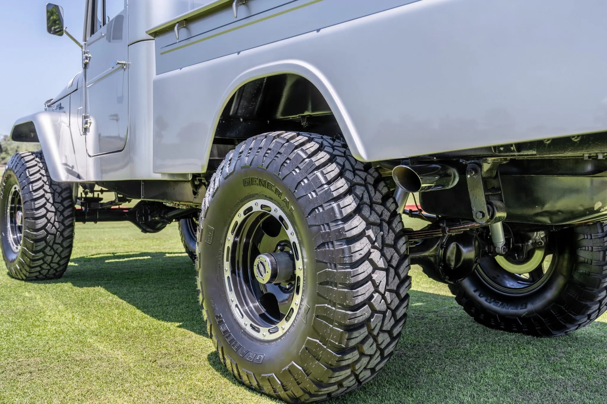 تويوتا لاندكروزر FJ45 موديل 1965 مجددة بالكامل بمحرك V8 من شيفروليه تعرض للبيع في مزاد علني تويوتا لاندكروزر FJ45 موديل 1965 مجددة بالكامل بمحرك V8 من شيفروليه تعرض للبيع في مزاد علني 4