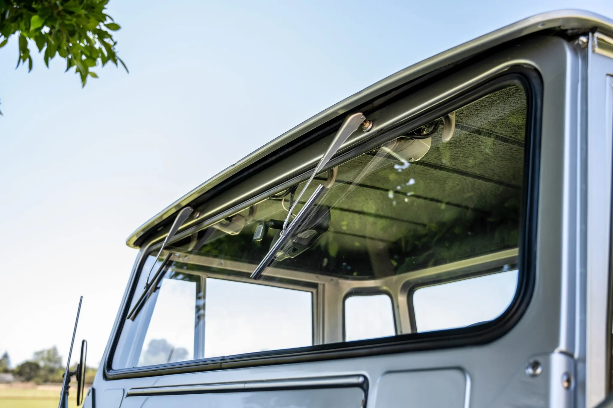 تويوتا لاندكروزر FJ45 موديل 1965 مجددة بالكامل بمحرك V8 من شيفروليه تعرض للبيع في مزاد علني تويوتا لاندكروزر FJ45 موديل 1965 مجددة بالكامل بمحرك V8 من شيفروليه تعرض للبيع في مزاد علني 5