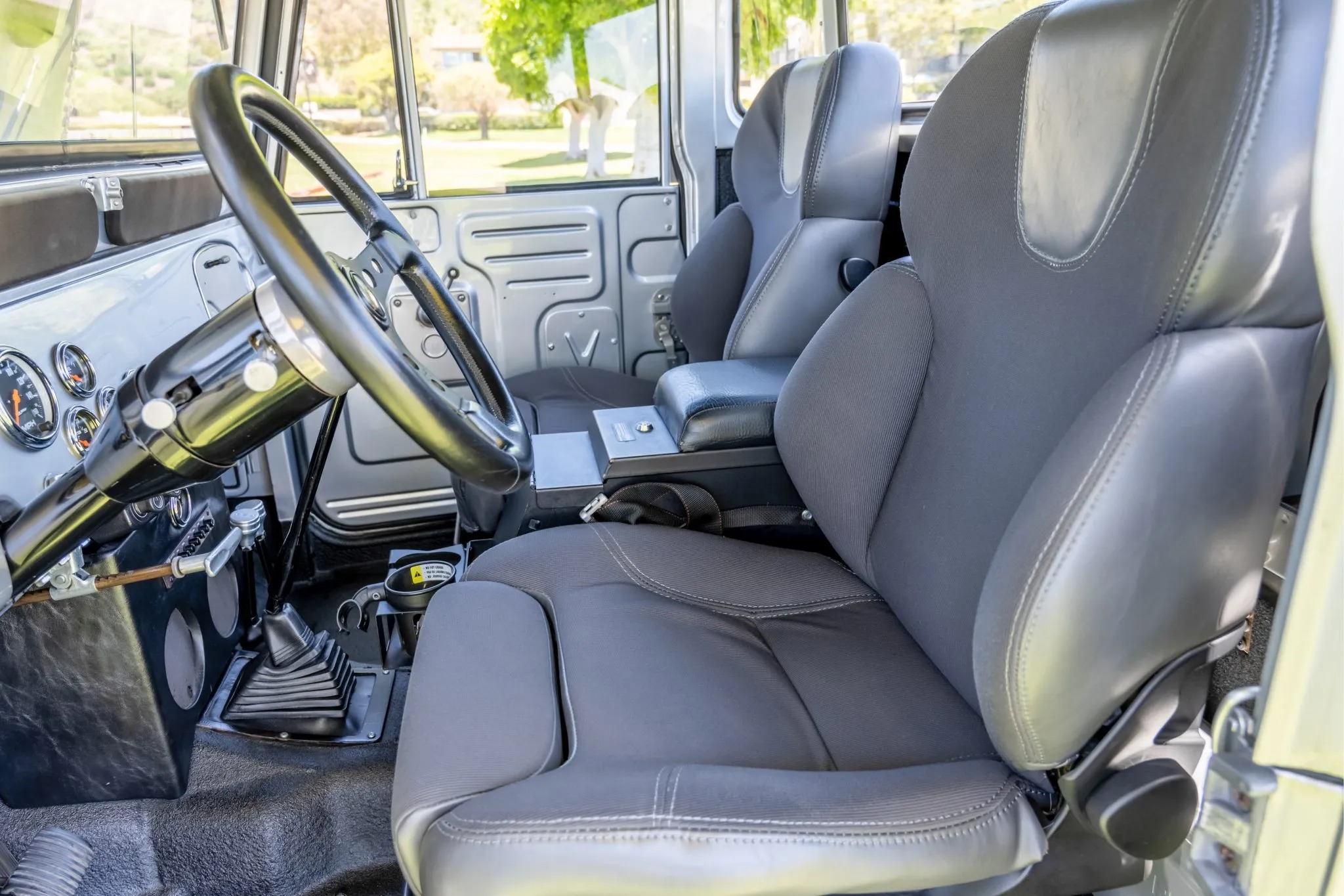 تويوتا لاندكروزر FJ45 موديل 1965 مجددة بالكامل بمحرك V8 من شيفروليه تعرض للبيع في مزاد علني تويوتا لاندكروزر FJ45 موديل 1965 مجددة بالكامل بمحرك V8 من شيفروليه تعرض للبيع في مزاد علني 6