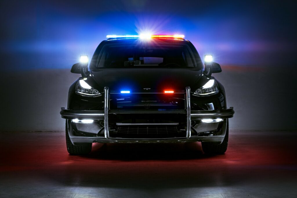 تيسلا موديل Y تحصل على نسخة شرطة جديدة بتعديلات فريدة تيسلا موديل Y للشرطة