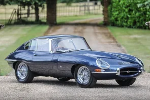 جاكوار E-Type التي وصفها رئيس فيراري بـ “السيارة الأجمل في العالم” معروضة في مزاد بقيمة 5.6 مليون ريال