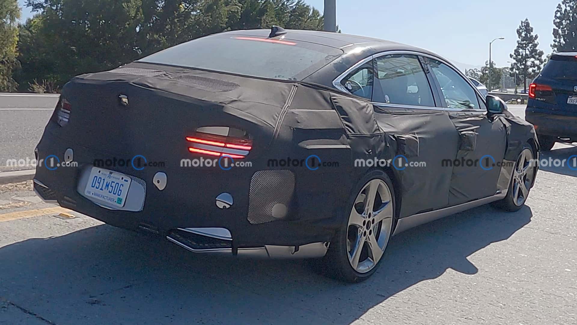 جينيسيس G80 فيس ليفت تظهر بصور تجسسية بتحديثات خارجية وداخلية جديدة جينيسيس G80 فيس ليفت تظهر بصور تجسسية بتحديثات خارجية وداخلية جديدة 9