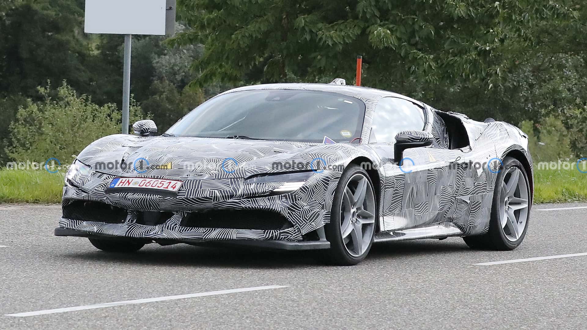 خليفة فيراري SF90 سوبركار تظهر للمرة الأولى في صور تجسسية خليفة فيراري SF90 سوبركار تظهر للمرة الأولى في صور تجسسية 1