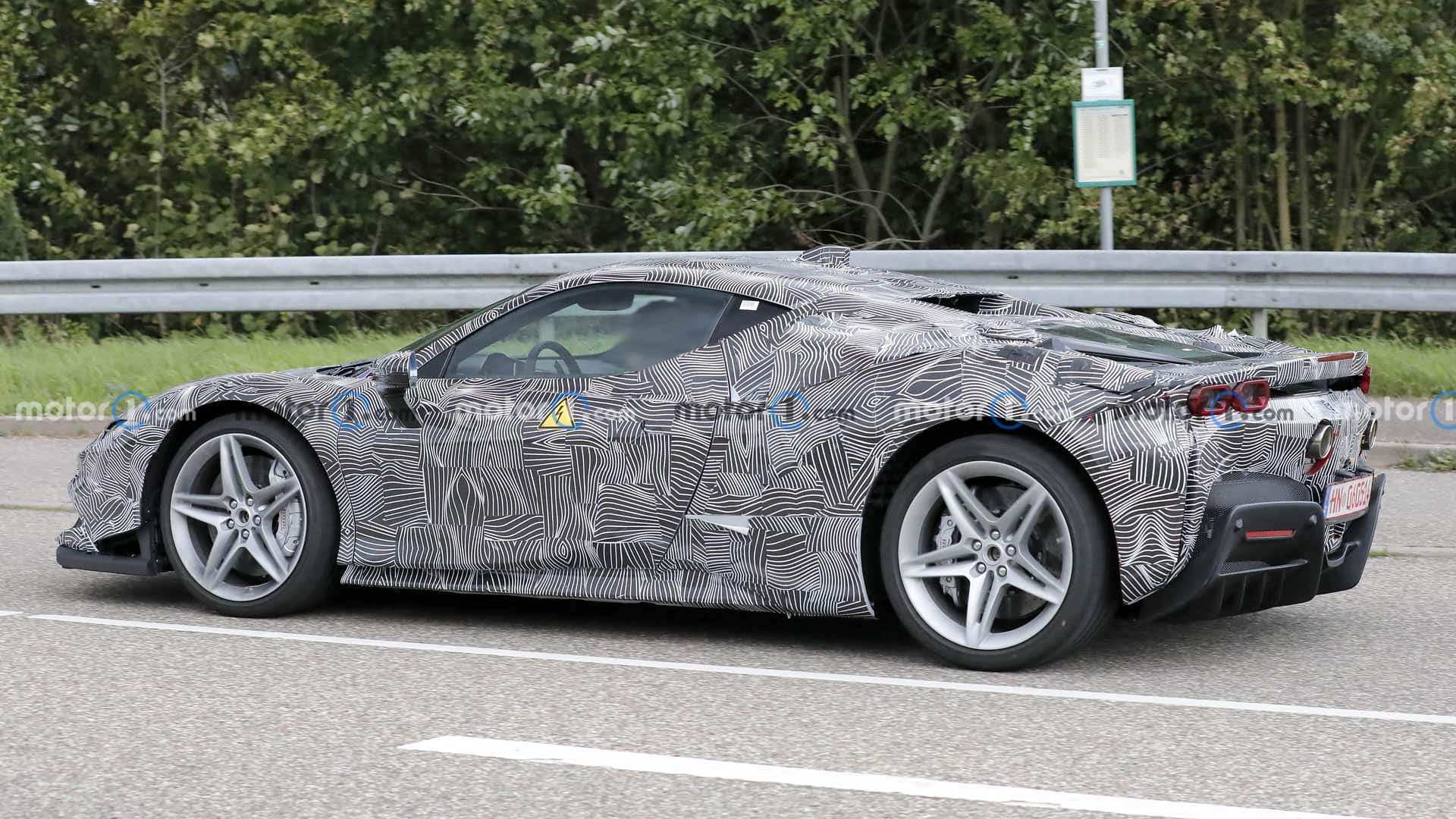 خليفة فيراري SF90 سوبركار تظهر للمرة الأولى في صور تجسسية خليفة فيراري SF90 سوبركار تظهر للمرة الأولى في صور تجسسية 5