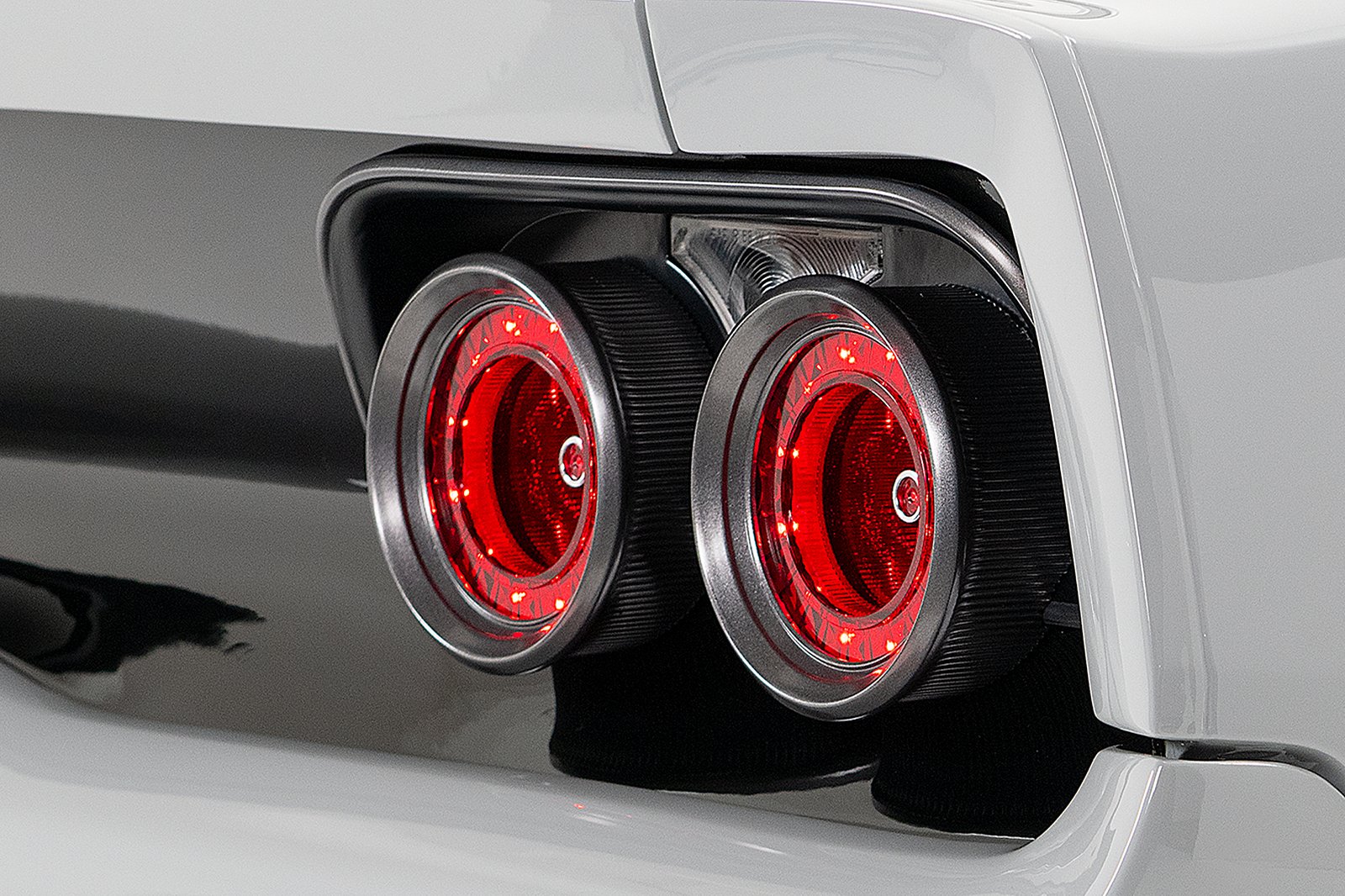 دودج تشالنجر هيلكات تحصل على مظهر تشارجر الكلاسيكية من ستينيات القرن الماضي بقوة 885 حصان دودج تشالنجر هيلكات بمظهر كلاسيكي