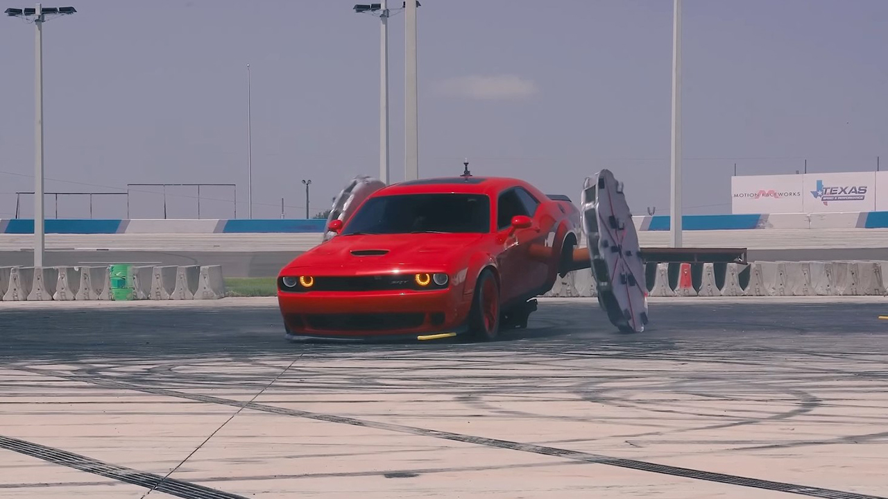 دودج تشالنجر هيلكات بقوة تتجاوز 700 حصان تتحول إلى قارب! دودج تشالنجر هيلكات تتحول إلى قارب