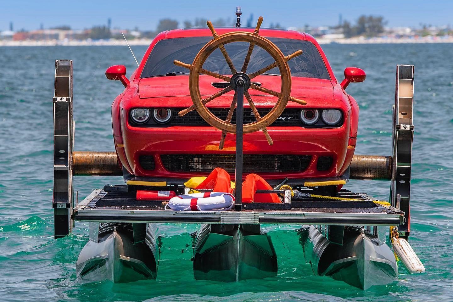 دودج تشالنجر هيلكات بقوة تتجاوز 700 حصان تتحول إلى قارب! دودج تشالنجر هيلكات بقوة تتجاوز 700 حصان تتحول إلى قارب! 2