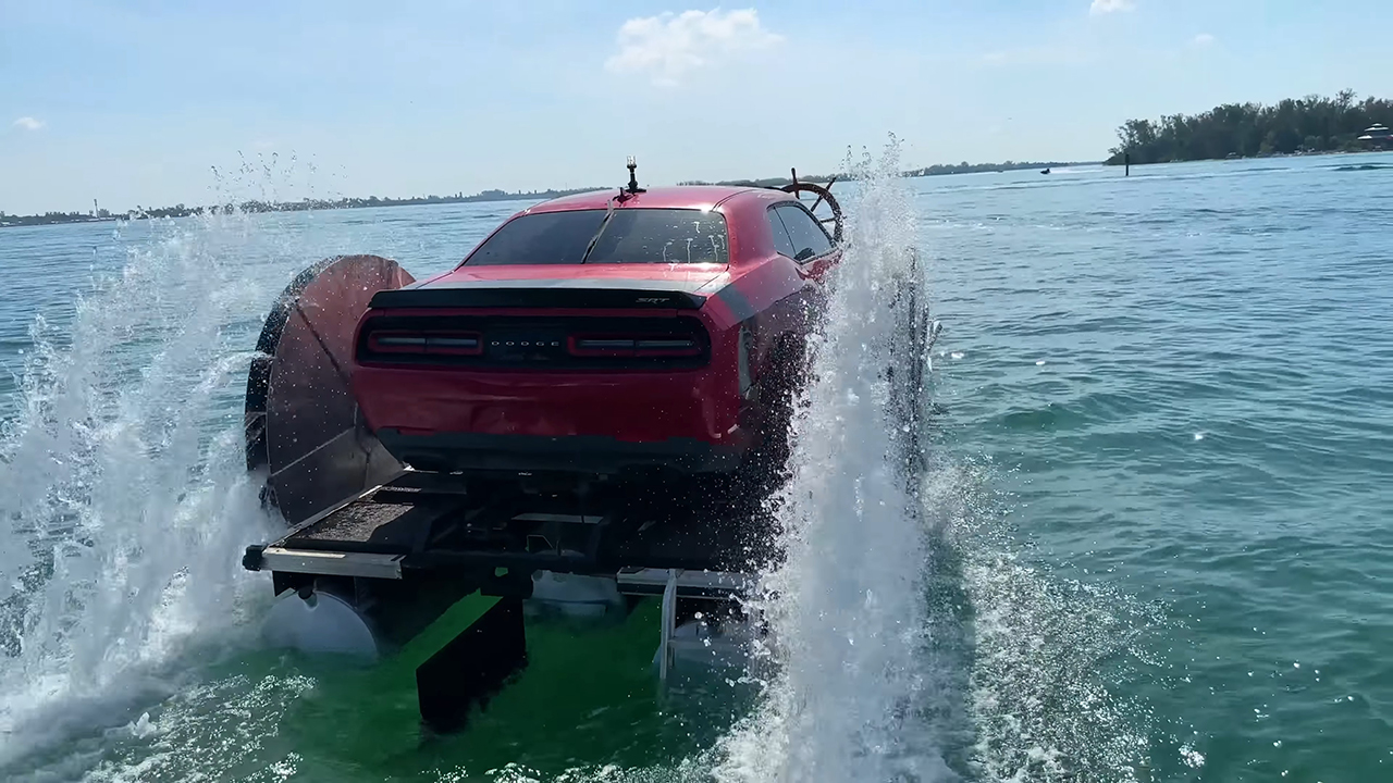 دودج تشالنجر هيلكات بقوة تتجاوز 700 حصان تتحول إلى قارب! دودج تشالنجر هيلكات بقوة تتجاوز 700 حصان تتحول إلى قارب! 5