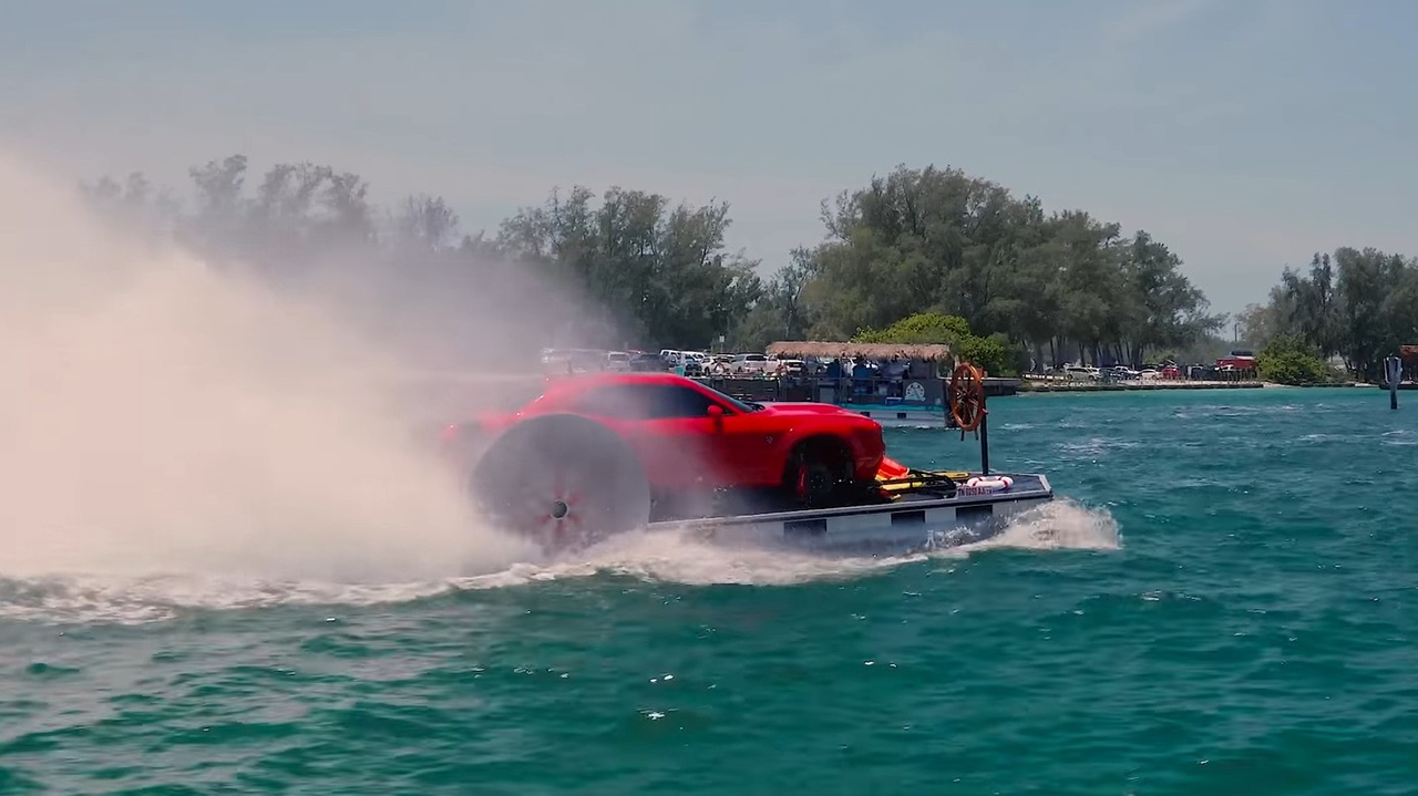 دودج تشالنجر هيلكات بقوة تتجاوز 700 حصان تتحول إلى قارب! دودج تشالنجر هيلكات بقوة تتجاوز 700 حصان تتحول إلى قارب! 4