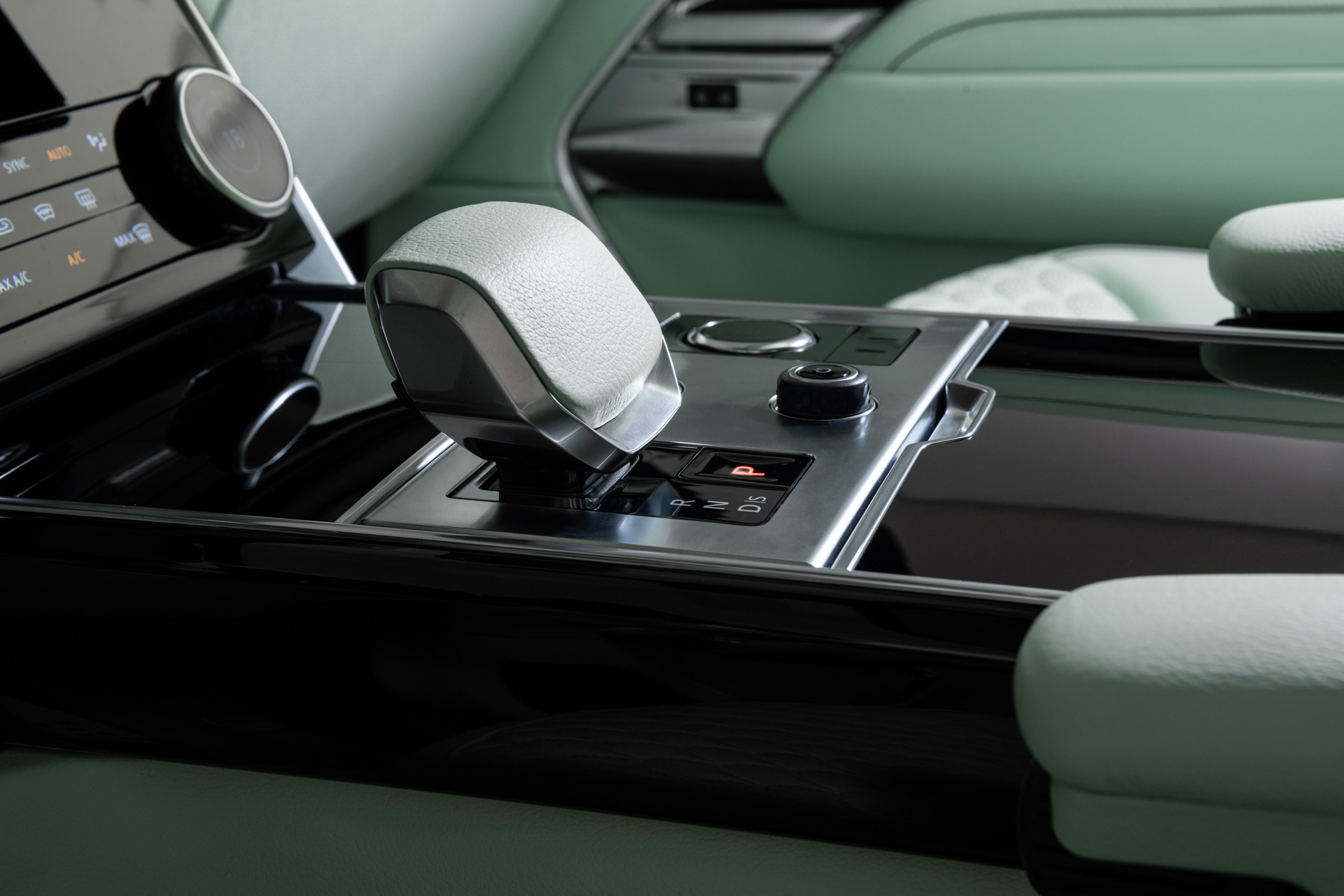 برابوس تكشف عن إصدار جديد من رنج روفر بقوة 600 حصان برابوس تكشف عن إصدار جديد من رنج روفر بقوة 600 حصان 8