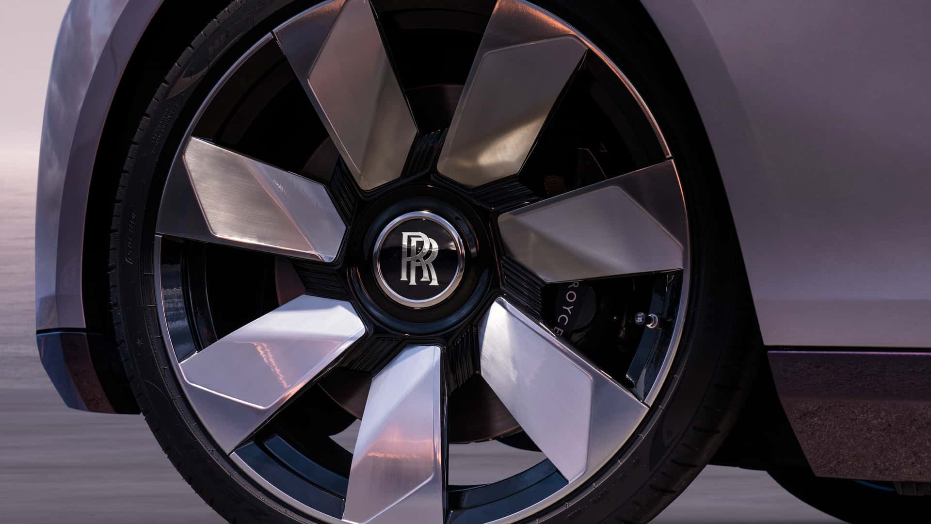 رولزرويس تكشف عن إصدار دروب تيل أميثِست الحصري الجديد بسعر 94 مليون ريال وخارجية بنفسجية 17