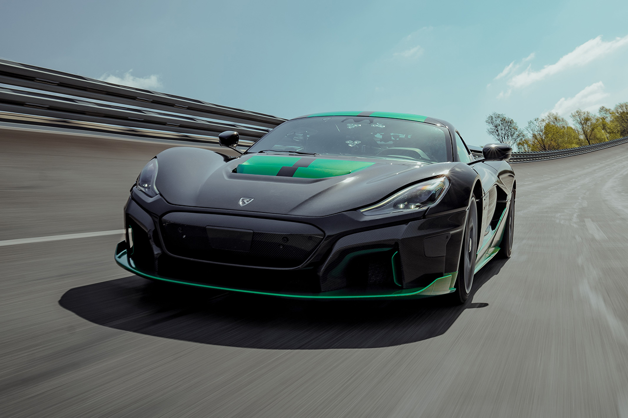هذه 10 من أسرع السيارات الكهربائية في العالم من حيث التسارع في عام 2023 ريماك نيفيرا
