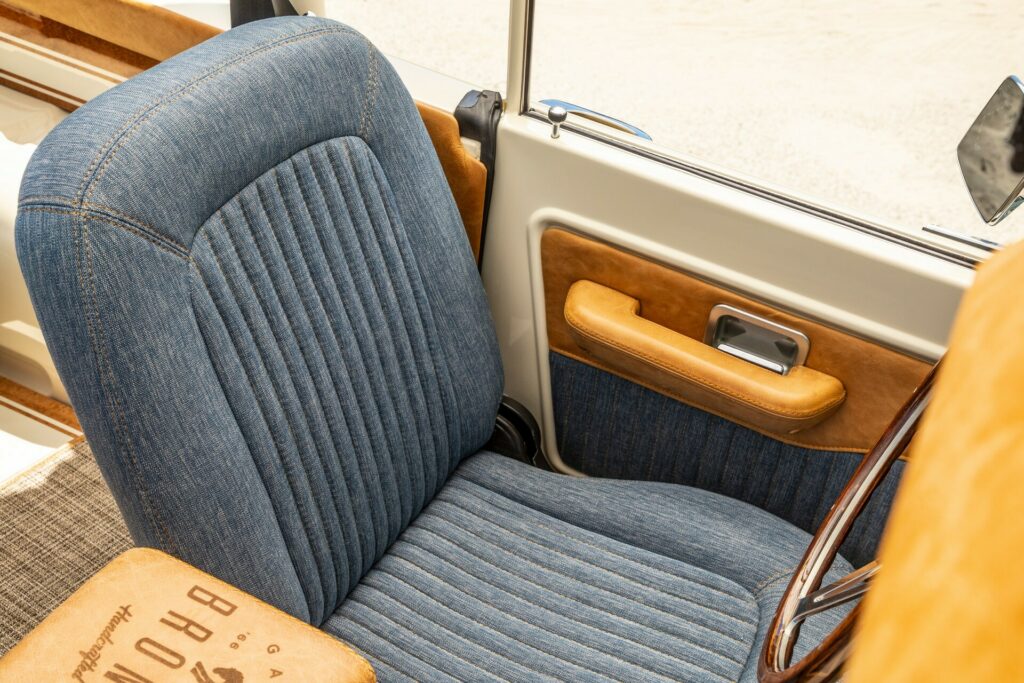 فورد برونكو تحصل على نسخة مجددة بمحرك V8 بقوة 460 حصان وسعر يقترب من 400 ألف دولار! فورد برونكو تحصل على نسخة مجددة بمحرك V8 بقوة 460 حصان وسعر يقترب من 400 ألف دولار! 7