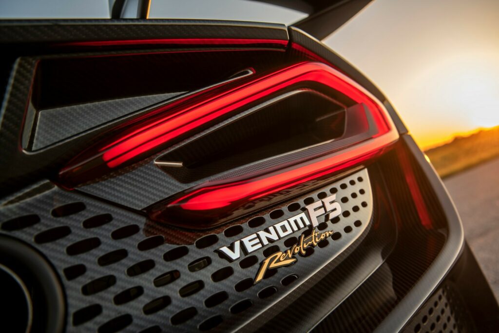 هينيسي فينوم F5 ريفولوشن رودستر الجديدة تنكشف رسمياً بقوة 1,817 حصان هينيسي فينوم F5 ريفولوشن رودستر الجديدة تنكشف رسمياً بقوة 1,817 حصان 14