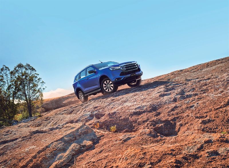 مواصفات ايسوزو MUX 2025 وأبرز مزايا وعيوب الجيب اليابانية وأسعارها لدى الوكيل ايسوزو mux 2023 من الجنب