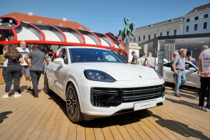 بورش تدشن كايين تيربو E هايبرد 2024، أقوى SUV في تاريخها، في معرض ميونخ للسيارات 10