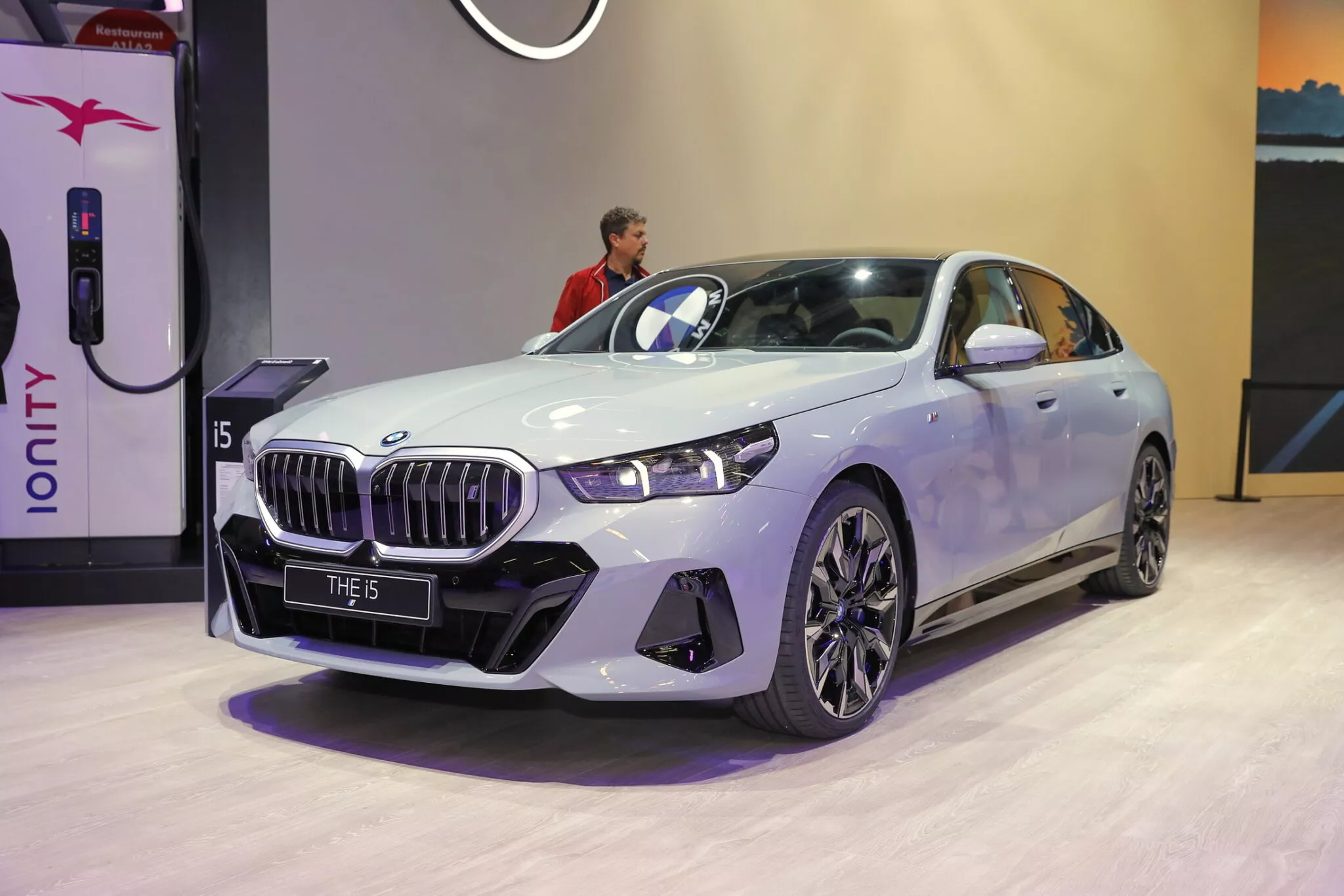 بي ام دبليو الفئة الخامسة 2024 الجديدة تحصل على أول فئة هجينة قابلة للشحن بالقابس الكهربائي بي ام دبليو الفئة الخامسة 2024 الجديدة تحصل على أول فئة هجينة قابلة للشحن بالقابس الكهربائي 3