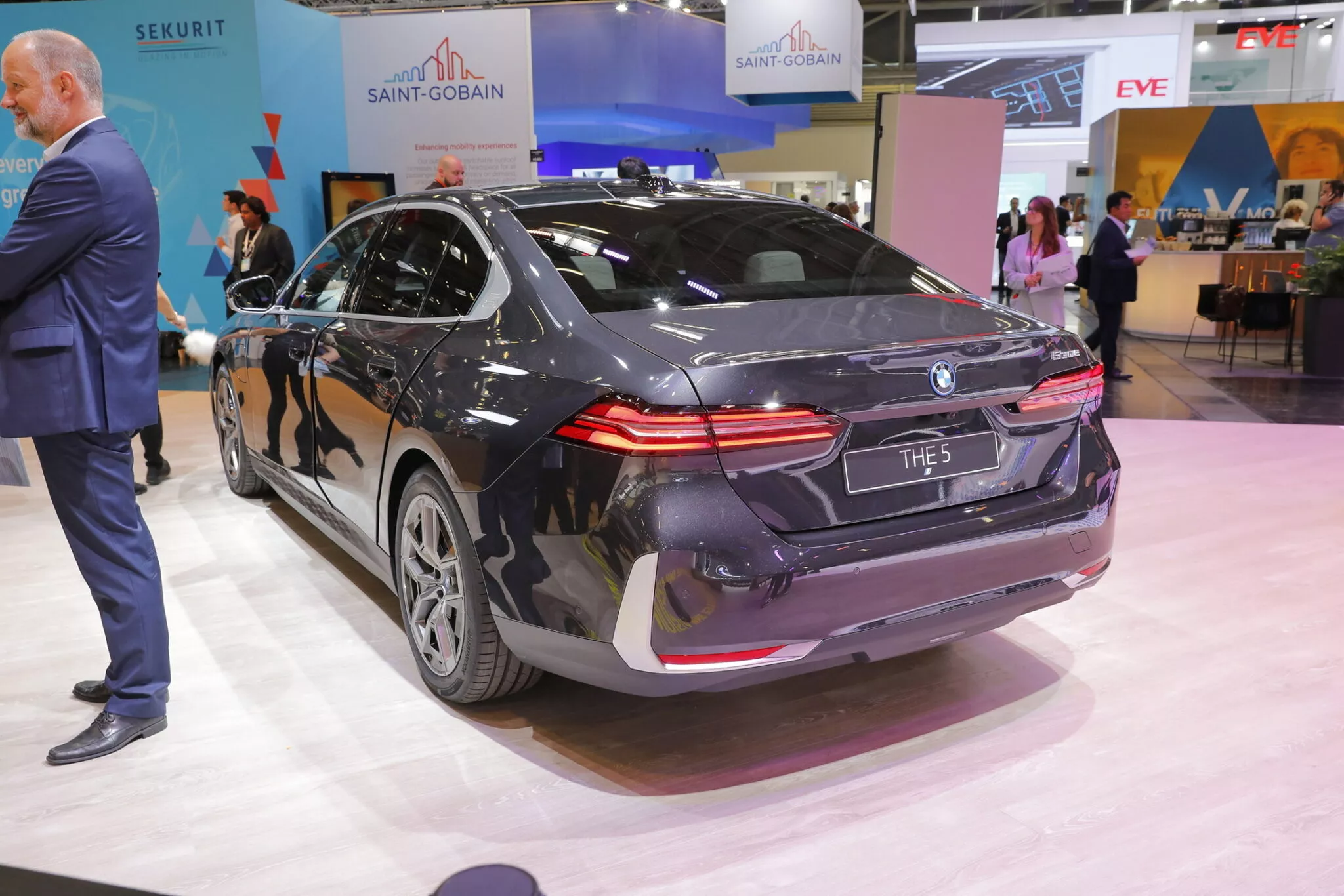 بي ام دبليو الفئة الخامسة 2024 الجديدة تحصل على أول فئة هجينة قابلة للشحن بالقابس الكهربائي بي ام دبليو الفئة الخامسة 2024 الجديدة تحصل على أول فئة هجينة قابلة للشحن بالقابس الكهربائي 1