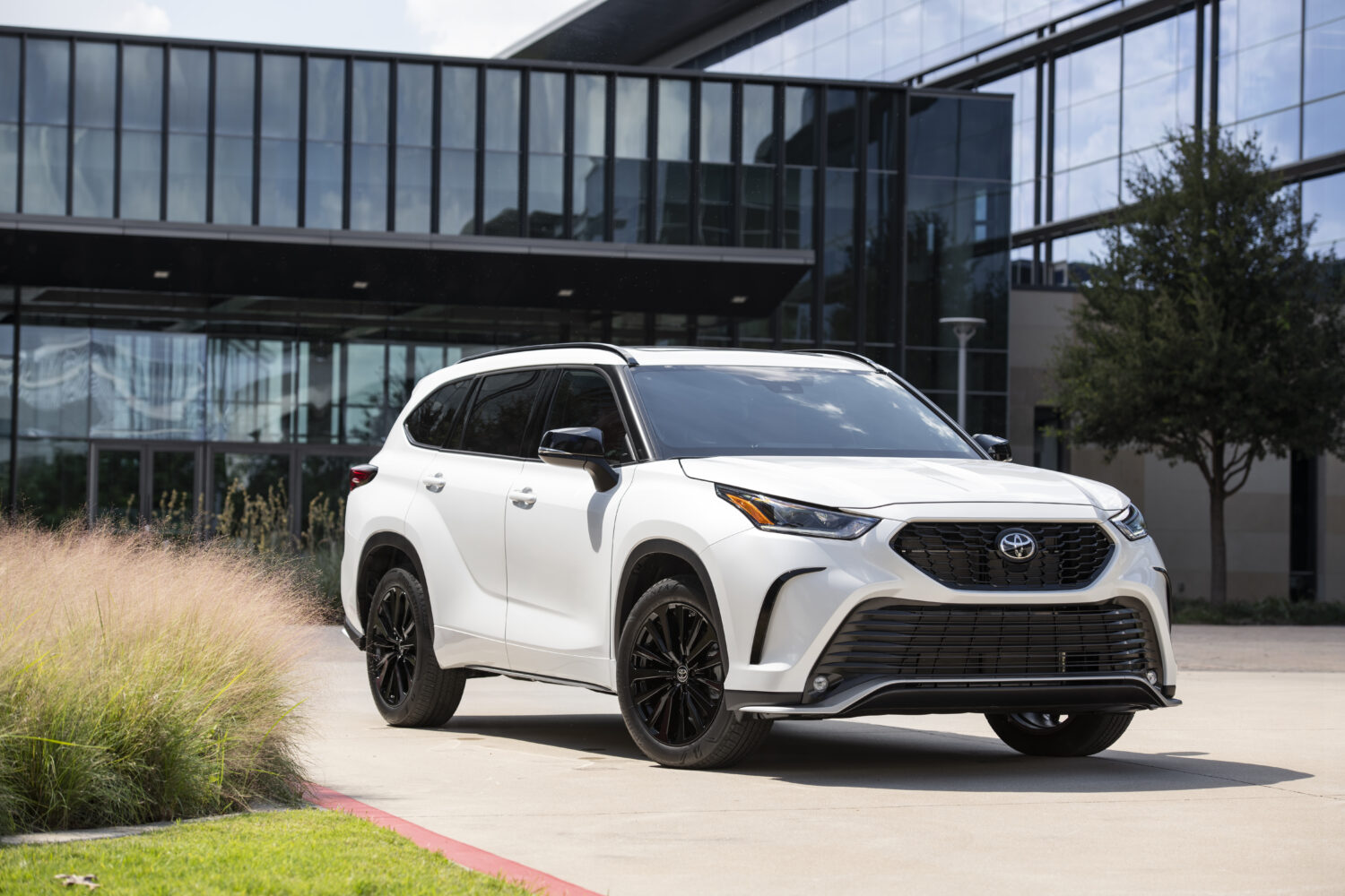 تويوتا هايلاندر 2024 تنطلق رسمياً بإصدار Nightshade الحصري المزود بلمسات جمالية داكنة وجذابة تويوتا هايلاندر 2024 تنطلق رسمياً بإصدار Nightshade الحصري المزود بلمسات جمالية داكنة وجذابة 8