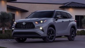 تويوتا هايلاندر 2024 تنطلق رسمياً بإصدار Nightshade الحصري المزود بلمسات جمالية داكنة وجذابة تويوتا هايلاندر 2024