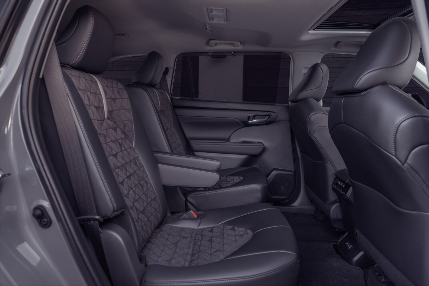 تويوتا هايلاندر 2024 تنطلق رسمياً بإصدار Nightshade الحصري المزود بلمسات جمالية داكنة وجذابة تويوتا هايلاندر 2024 تنطلق رسمياً بإصدار Nightshade الحصري المزود بلمسات جمالية داكنة وجذابة 3