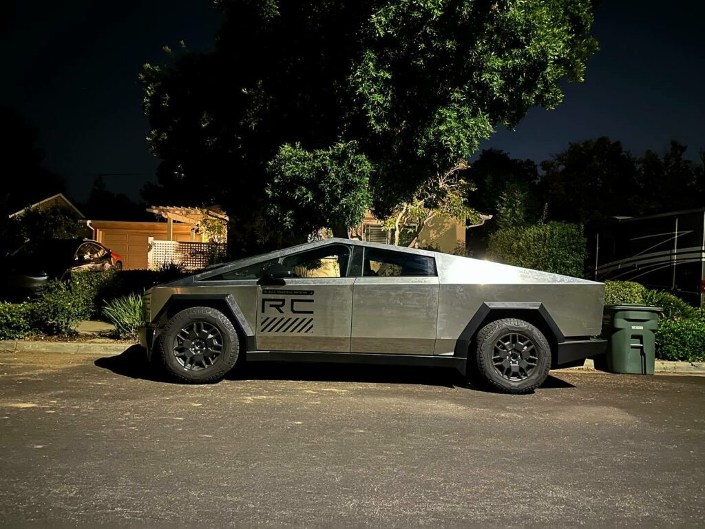 تيسلا سايبرتراك تظهر في صور تجسسية جديدة بصندوق خلفي صغير بشكل محبط تيسلا سايبرتراك تظهر في صور تجسسية جديدة بصندوق خلفي صغير بشكل محبط 1