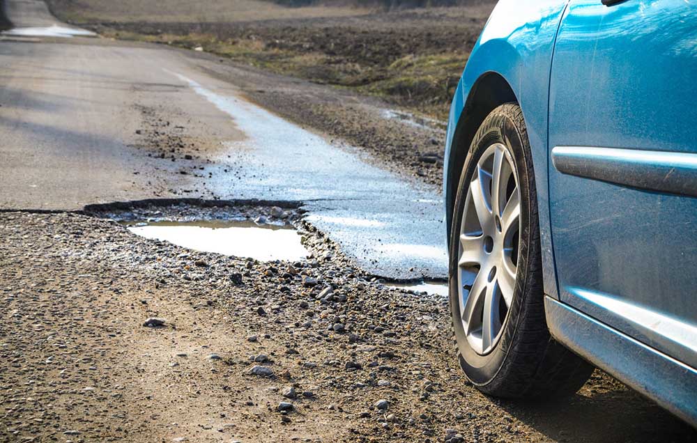 "النقل" توضح آلية التعويض حال تضرر المركبة بسبب الطرق "النقل" توضح آلية التعويض حال تضرر المركبة بسبب الطرق 1