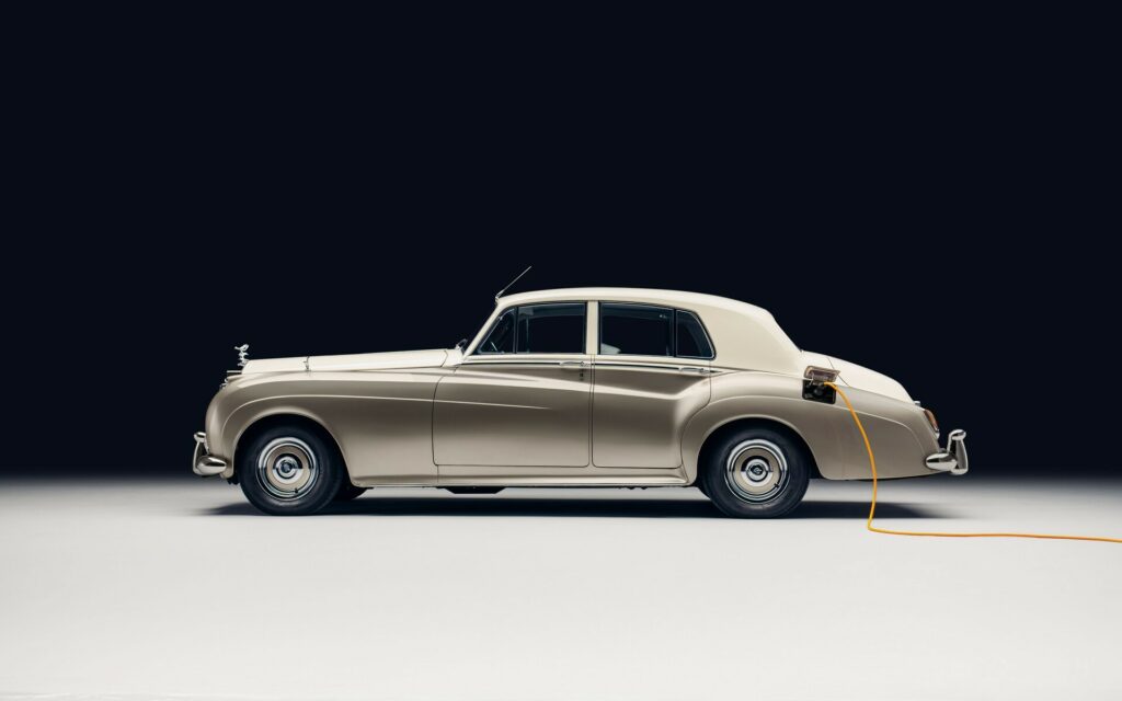 رولز رويس سيلفر كلاود الكلاسيكية الفاخرة تحصل على إصدار عصري كهربائي بالكامل لخدمة الفنادق رولز رويس سيلفر كلاود الكلاسيكية الفاخرة تحصل على إصدار عصري كهربائي بالكامل لخدمة الفنادق 3