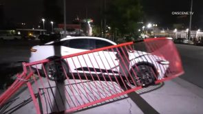 لص يسرق تويوتا كراون ويقود الشرطة في مطاردة وصولاً إلى وكالة لامبورجيني قبل القبض عليه سرقة تويوتا كراون