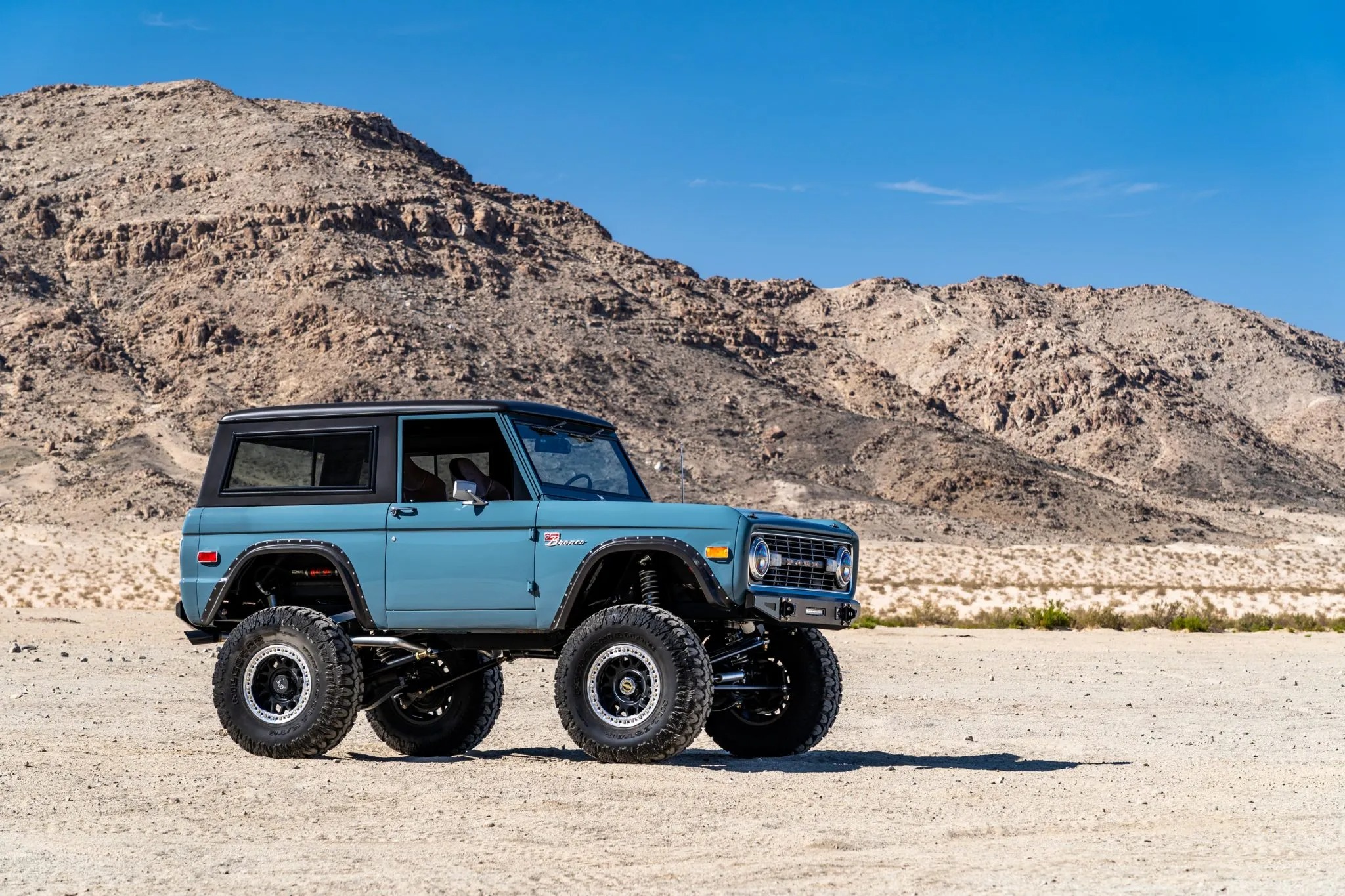 فورد برونكو موديل 1972 مجددة بالكامل بمحرك V8 تُباع بـ 240 ألف دولار! فورد برونكو 1972